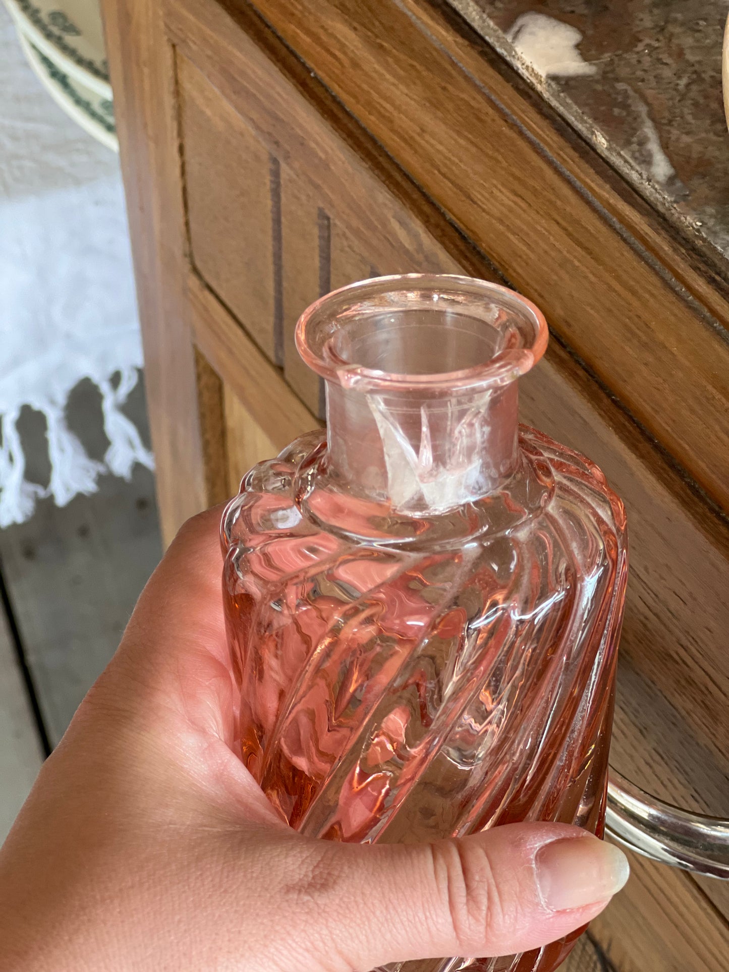 Paire de flacons Baccarat, éclat sur le goulot de l'un d'eux.