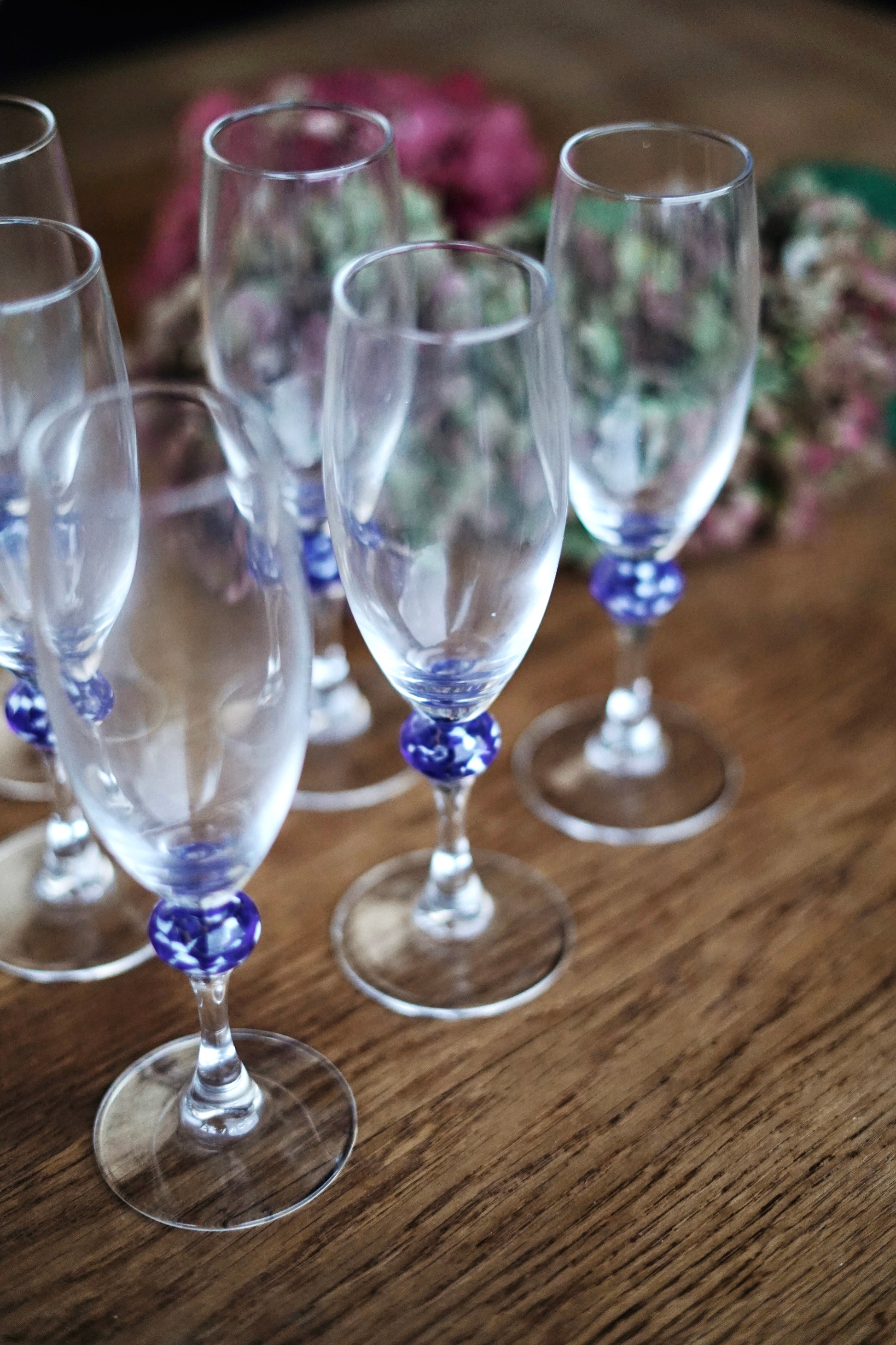 6 flûtes à champagne en verre avec détail bleu, en parfait état.