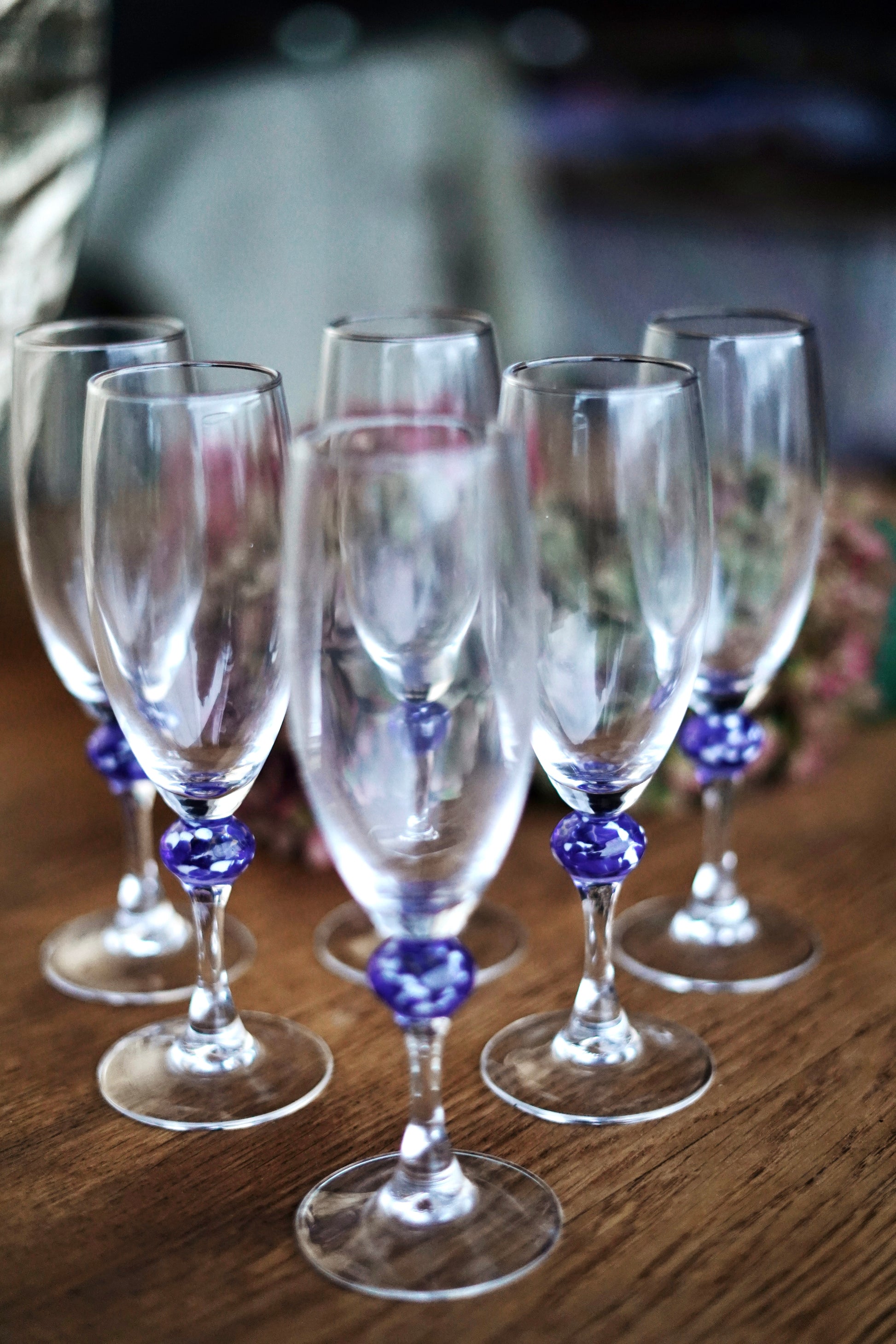 6 flûtes à champagne en verre avec détail bleu, en parfait état.