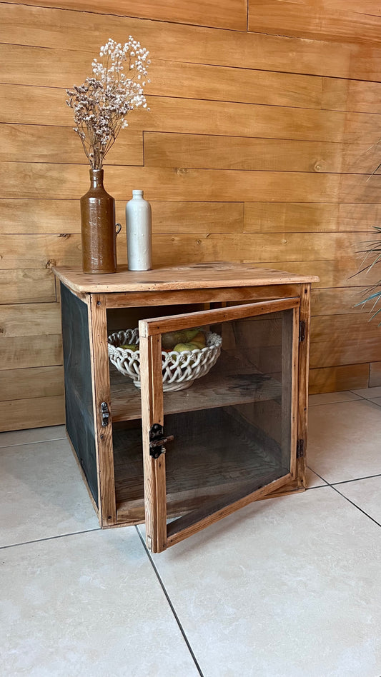 Petit garde manger en pin, le grillage est abimé à certains endroits.