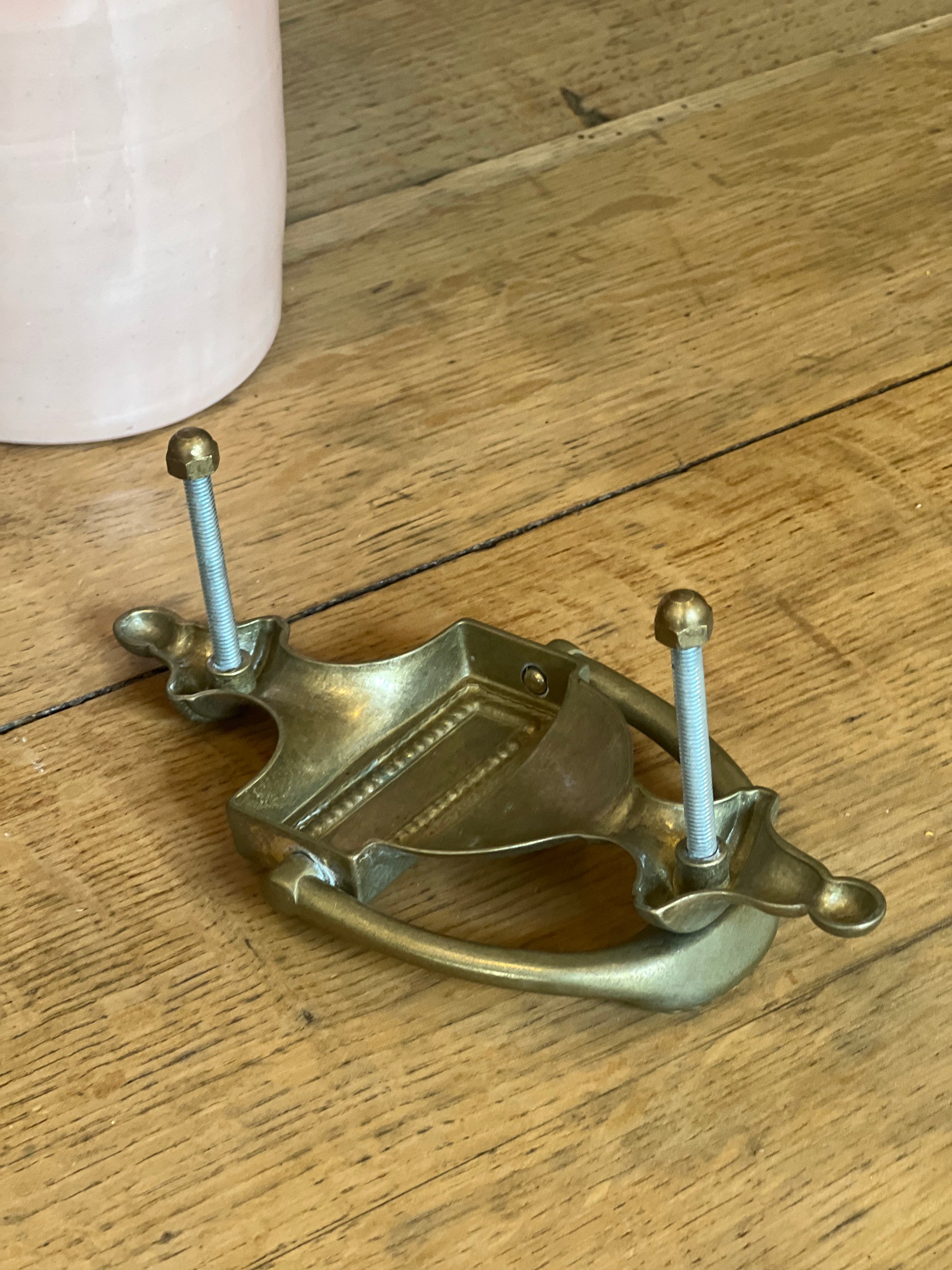 Heurtoir de porte en laiton.