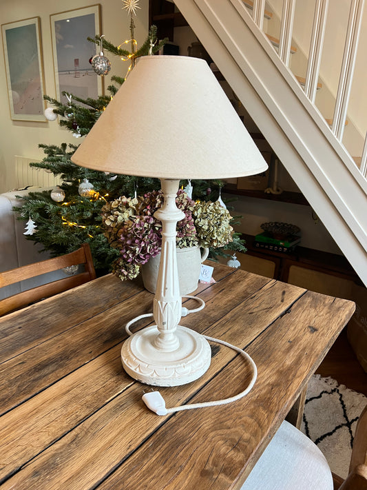 Lampe en bois, écaillée à certains endroits, l'abat jour est taché, l'électricité est neuve, la douille est une e27.