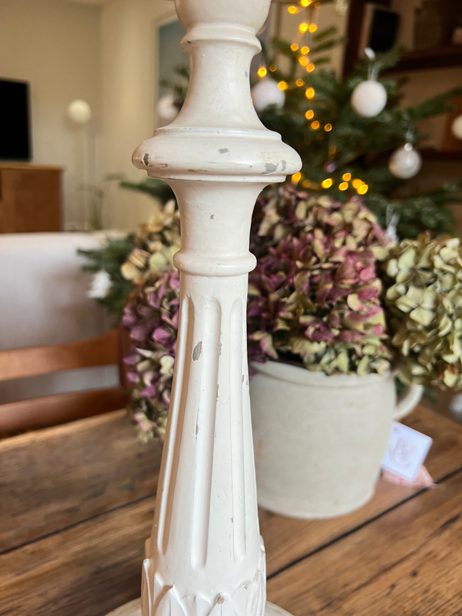 Lampe en bois, écaillée à certains endroits, l'abat jour est taché, l'électricité est neuve, la douille est une e27.