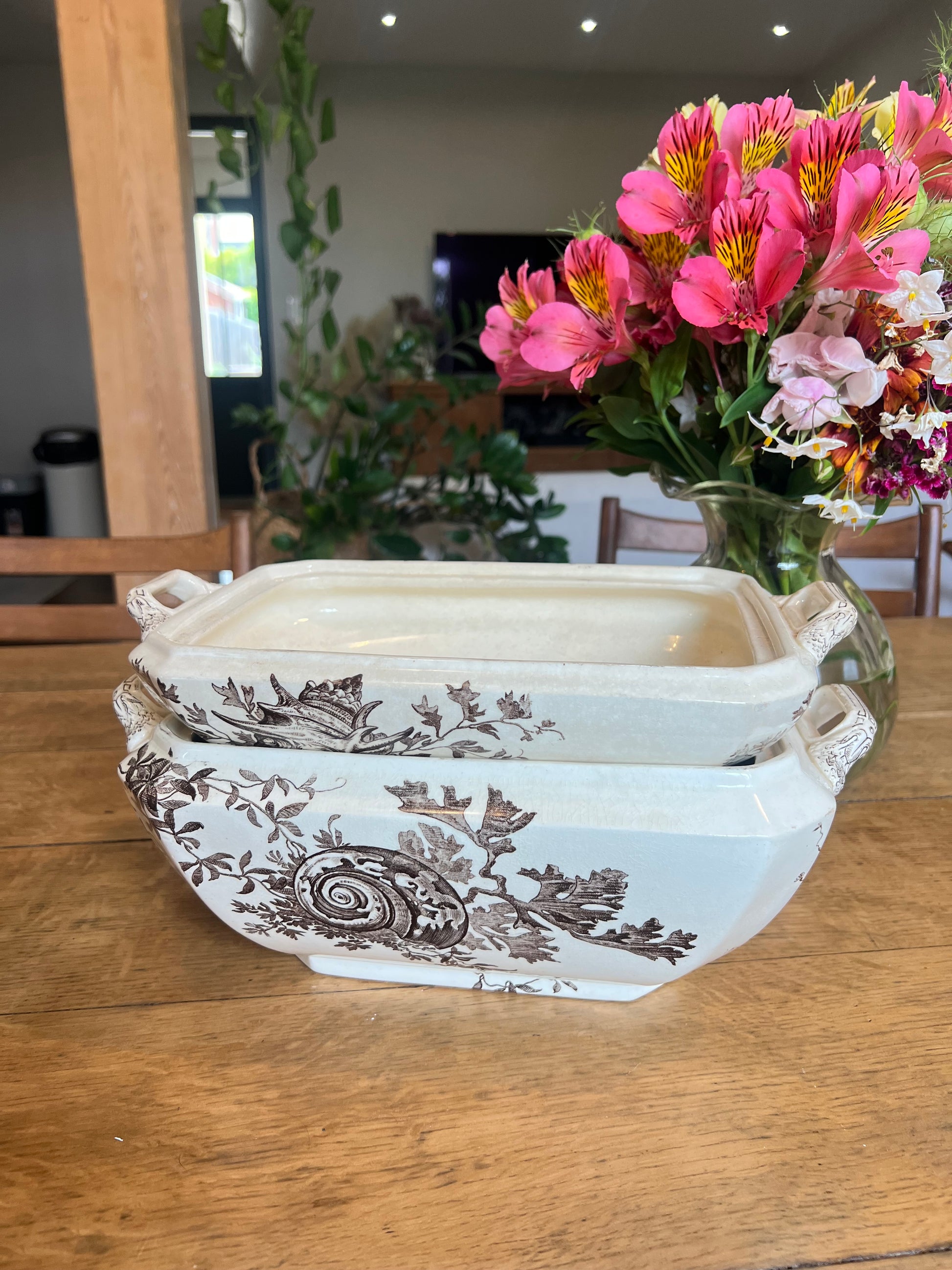 Légumiers Wedgwood, anglais, modèle Neptune, il manque les couvercles, des petits éclats en dessous.