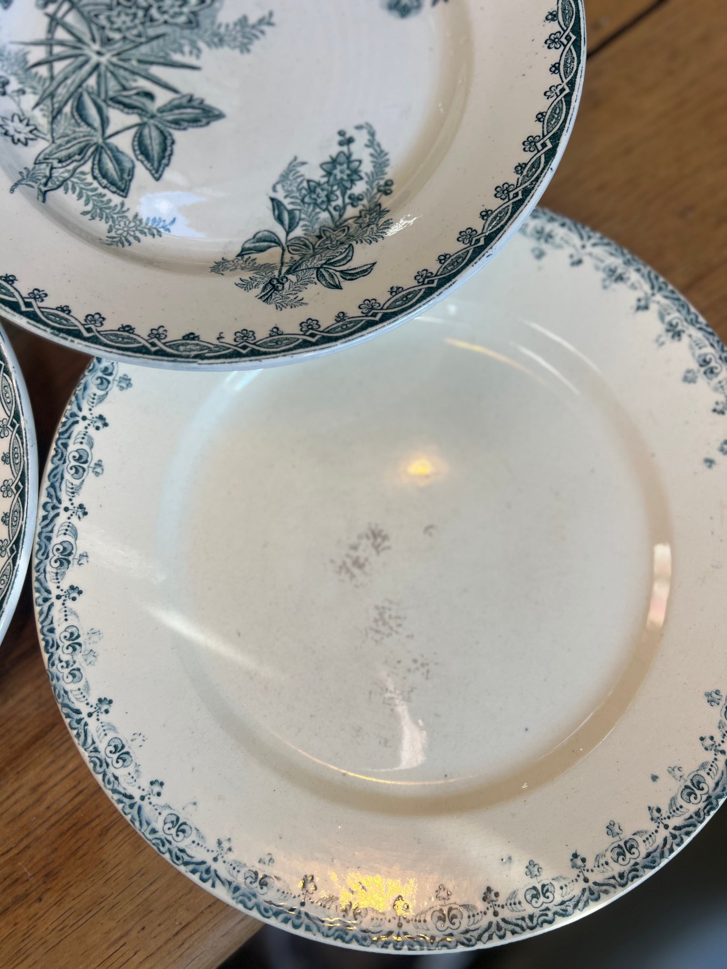 4 assiettes plates, deux Sarreguemines modèle Margot, deux Creil &amp; Montereau modèle Nice, l'une d'elle un peu tâchée.