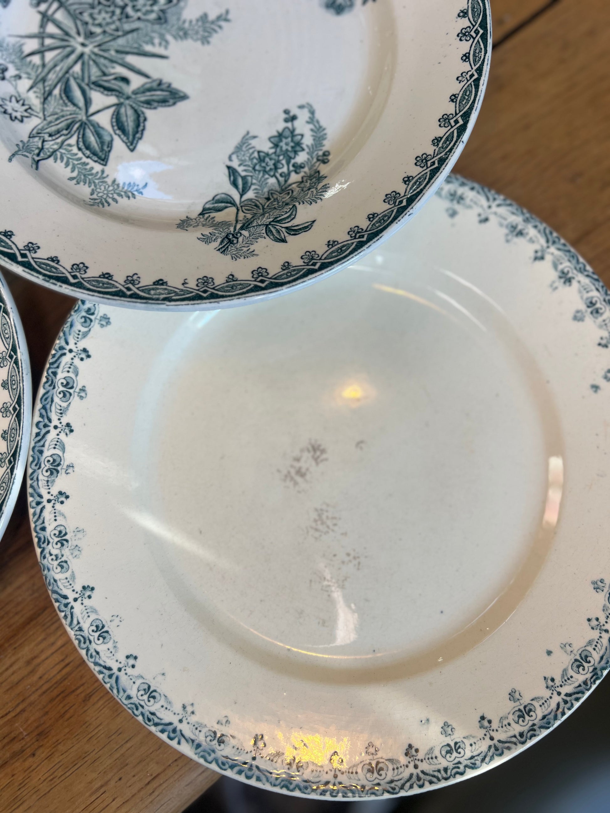 4 assiettes plates, deux Sarreguemines modèle Margot, deux Creil &amp; Montereau modèle Nice, l'une d'elle un peu tâchée.