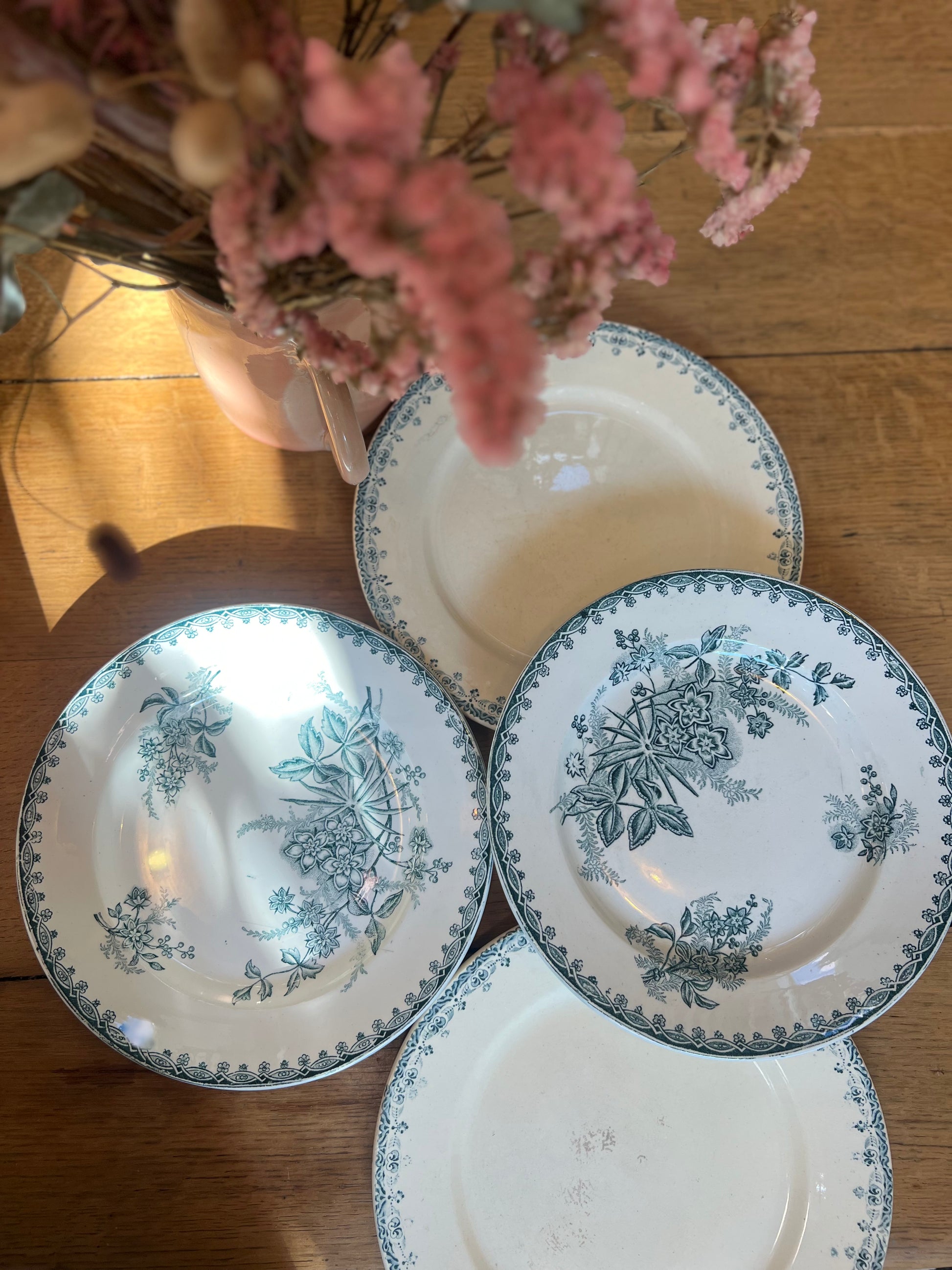4 assiettes plates, deux Sarreguemines modèle Margot, deux Creil &amp; Montereau modèle Nice, l'une d'elle un peu tâchée.