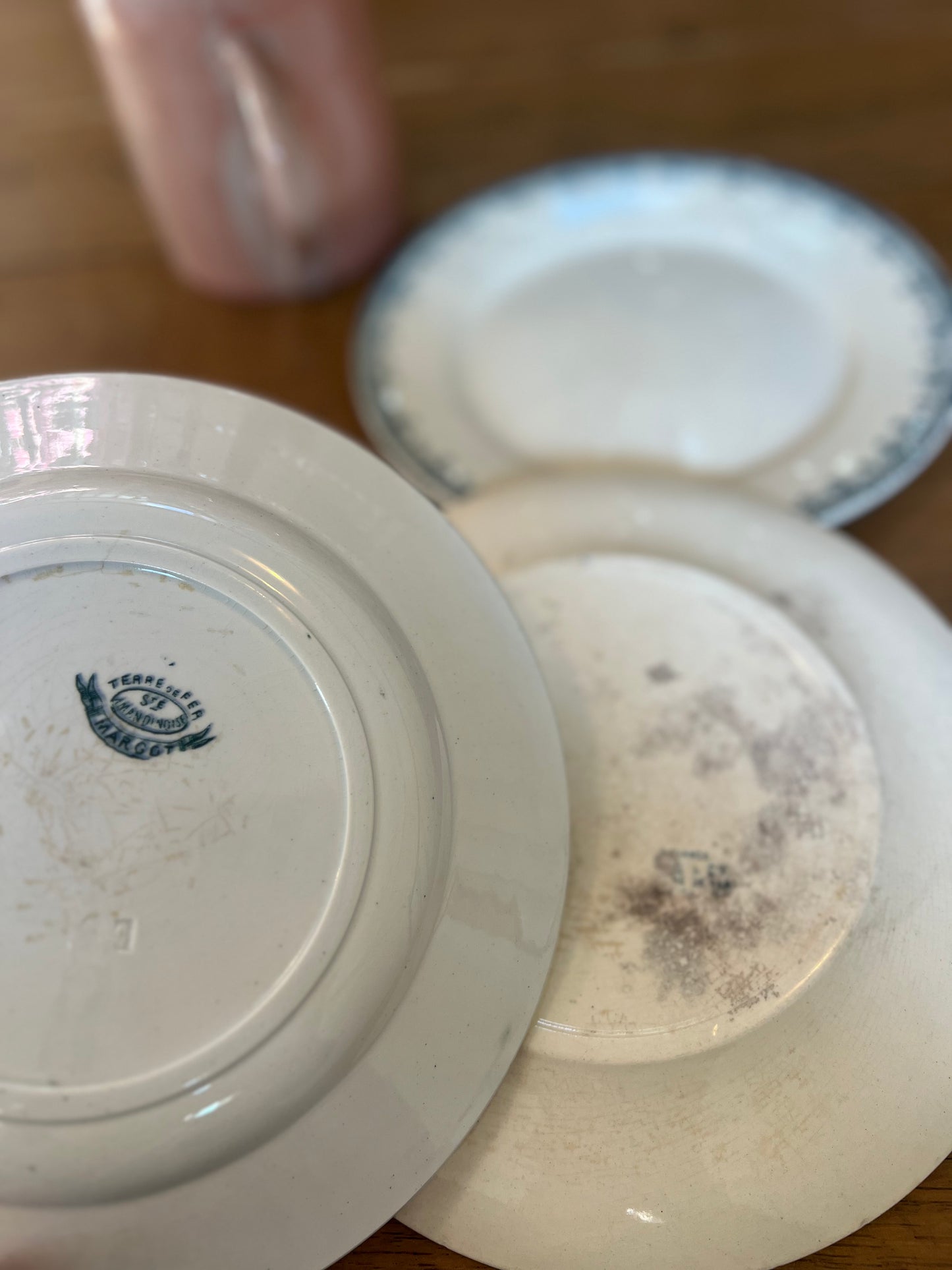 4 assiettes plates, deux Sarreguemines modèle Margot, deux Creil &amp; Montereau modèle Nice, l'une d'elle un peu tâchée.