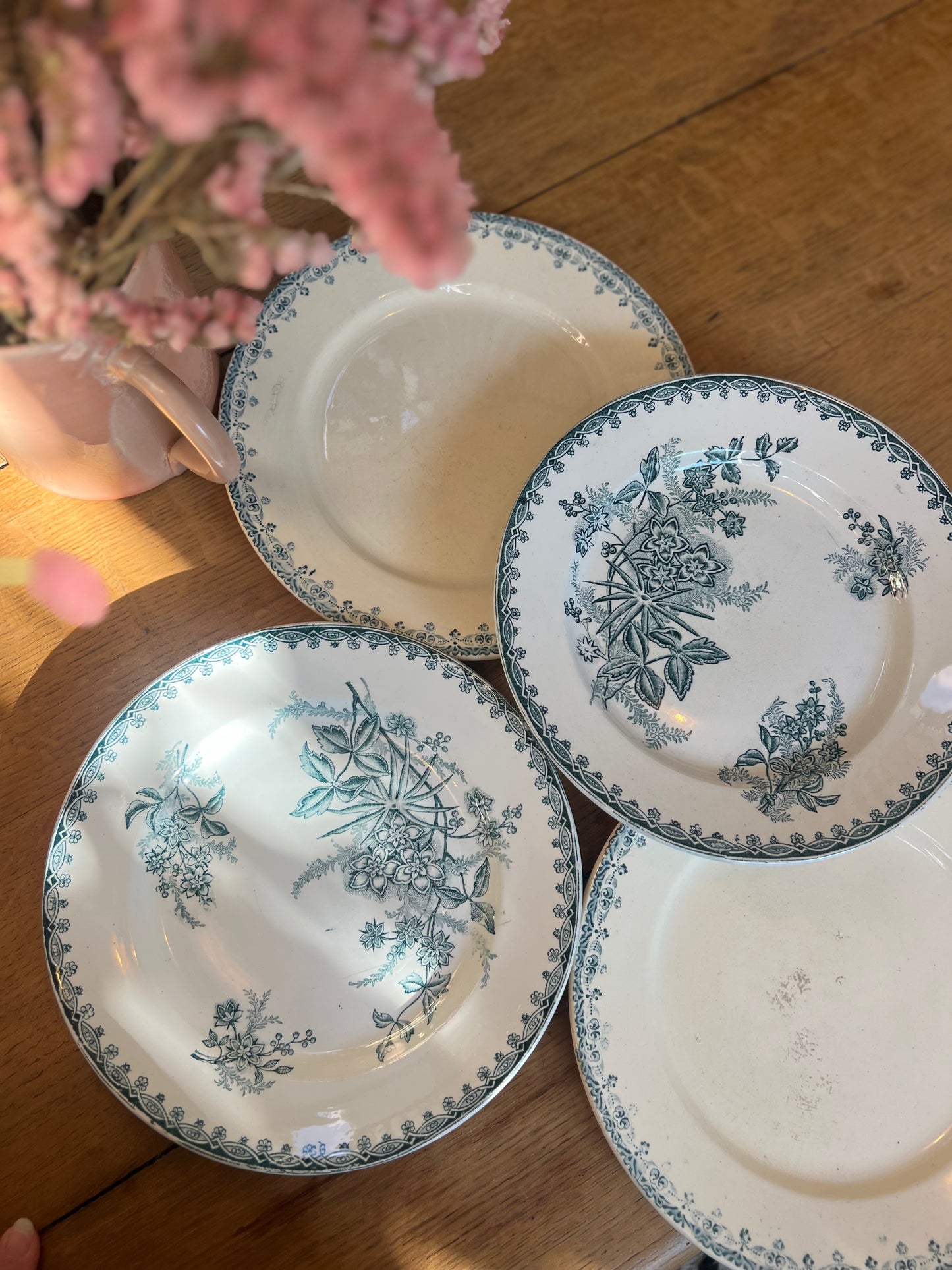 4 assiettes plates, deux Sarreguemines modèle Margot, deux Creil &amp; Montereau modèle Nice, l'une d'elle un peu tâchée.