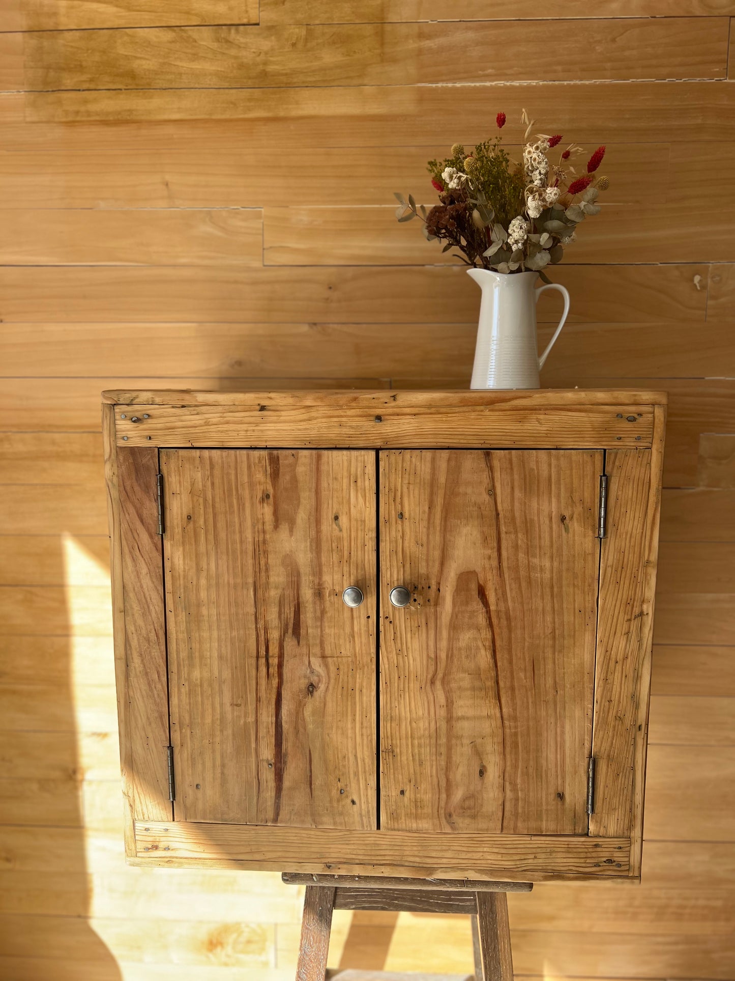 Petit meuble en pin, ancien meuble d'atelier, à utiliser dans une cuisine ou une salle de bain par exemple.