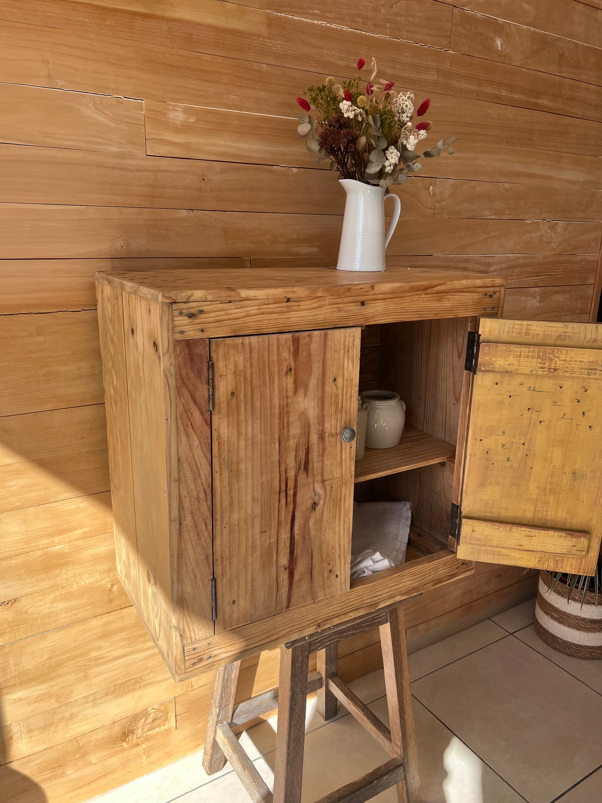 Petit meuble en pin, ancien meuble d'atelier, à utiliser dans une cuisine ou une salle de bain par exemple.