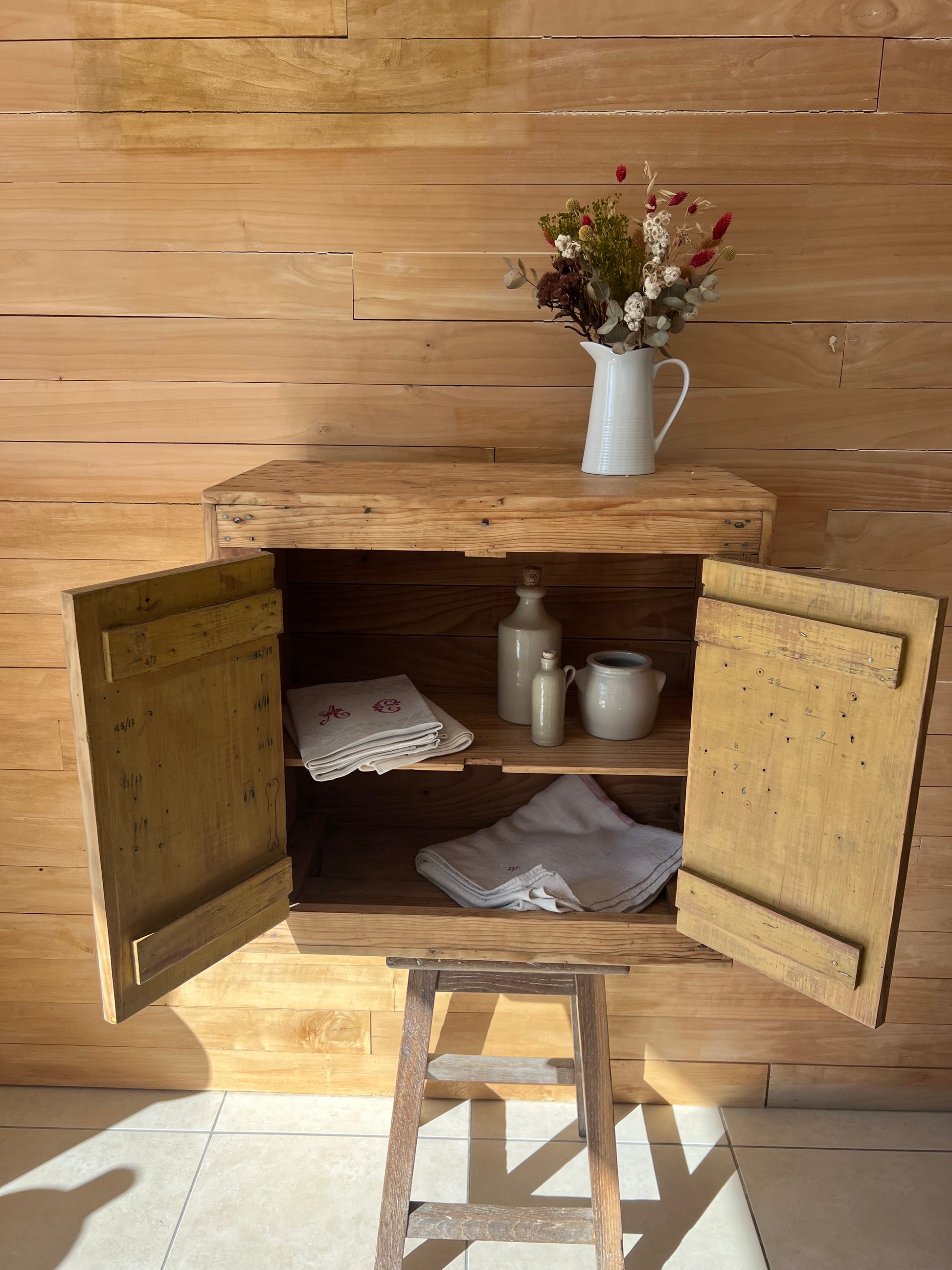 Petit meuble en pin, ancien meuble d'atelier, à utiliser dans une cuisine ou une salle de bain par exemple.