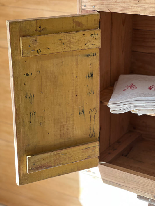 Petit meuble en pin, ancien meuble d'atelier, à utiliser dans une cuisine ou une salle de bain par exemple.