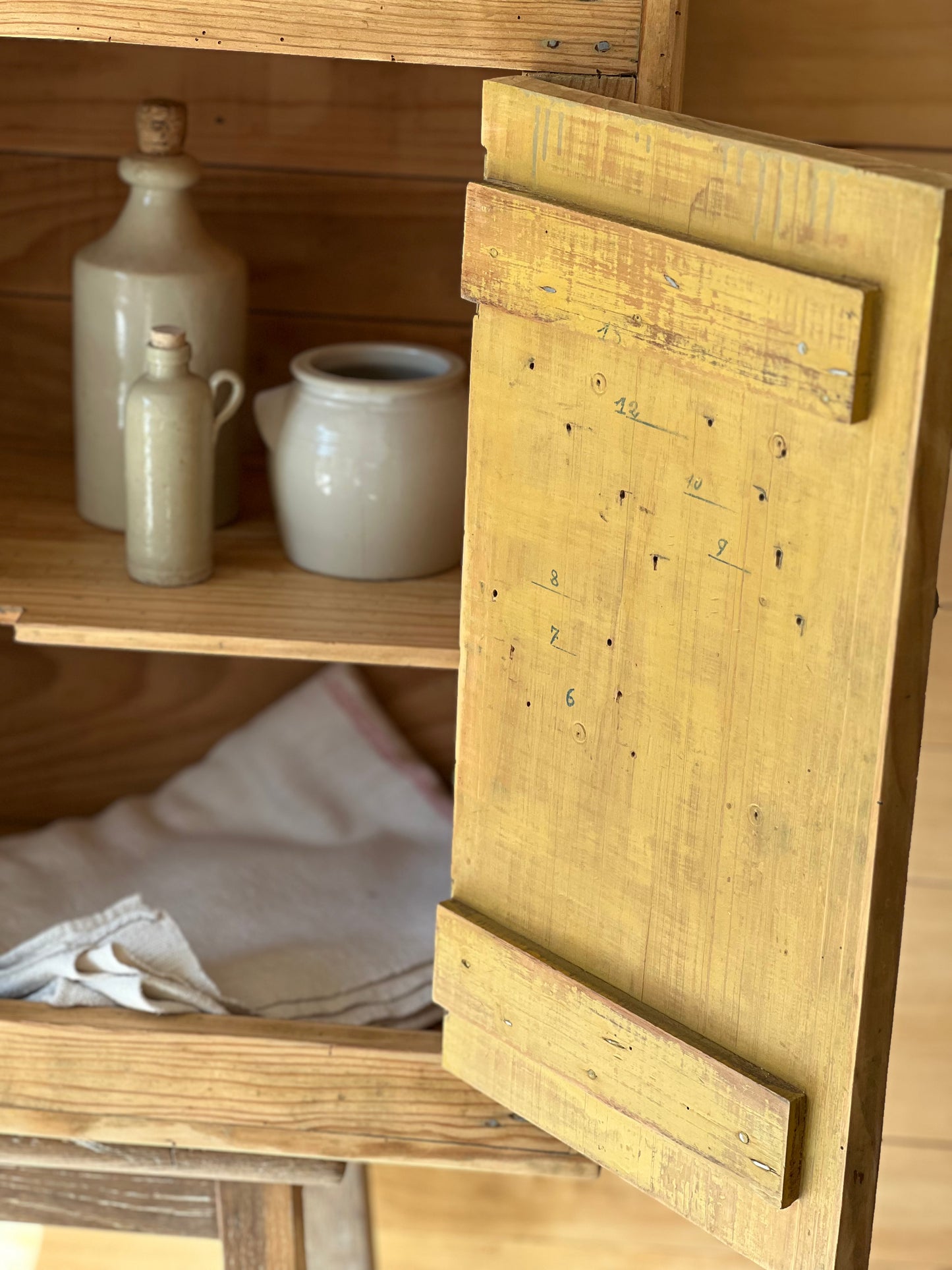 Petit meuble en pin, ancien meuble d'atelier, à utiliser dans une cuisine ou une salle de bain par exemple.