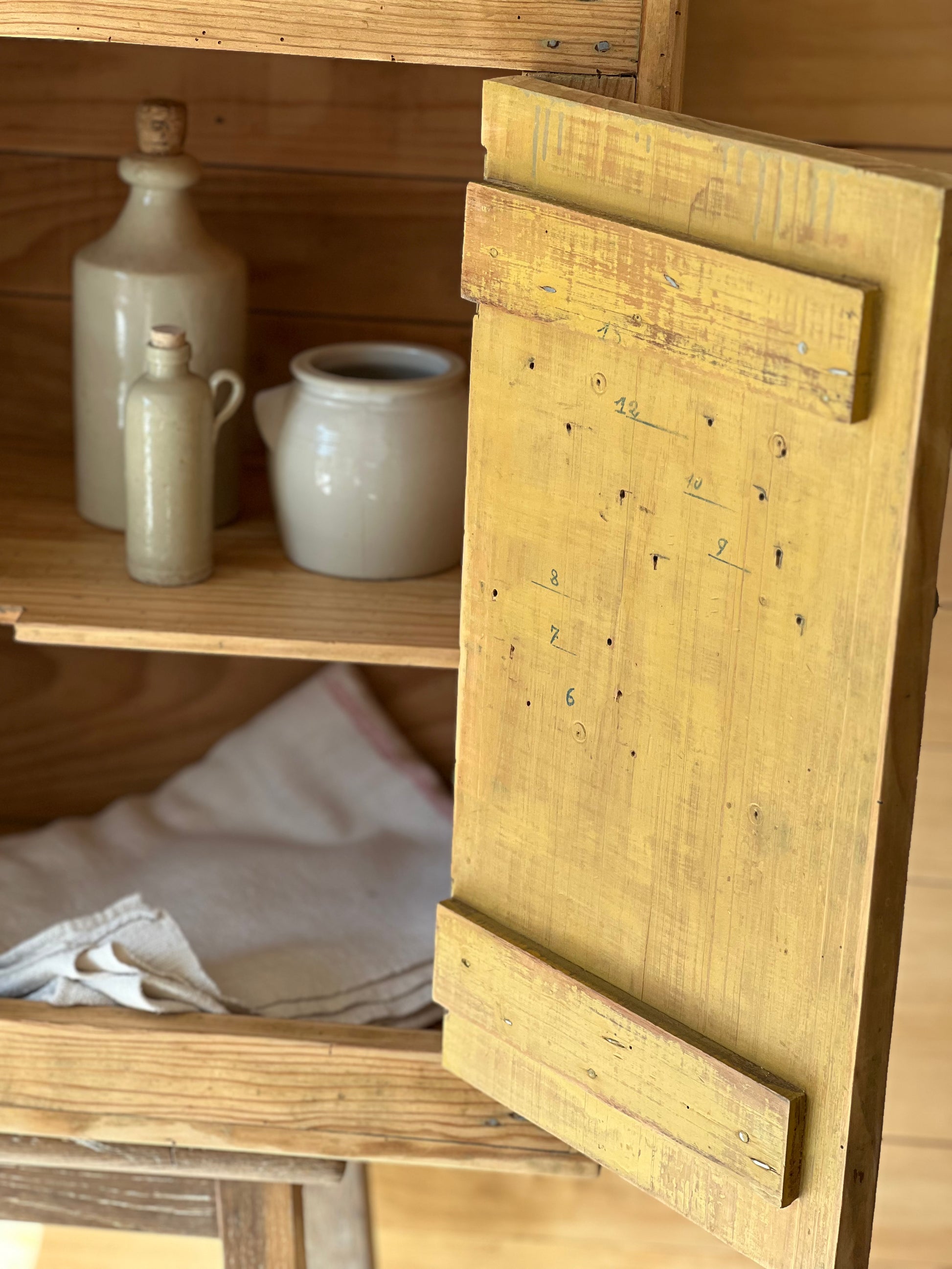 Petit meuble en pin, ancien meuble d'atelier, à utiliser dans une cuisine ou une salle de bain par exemple.