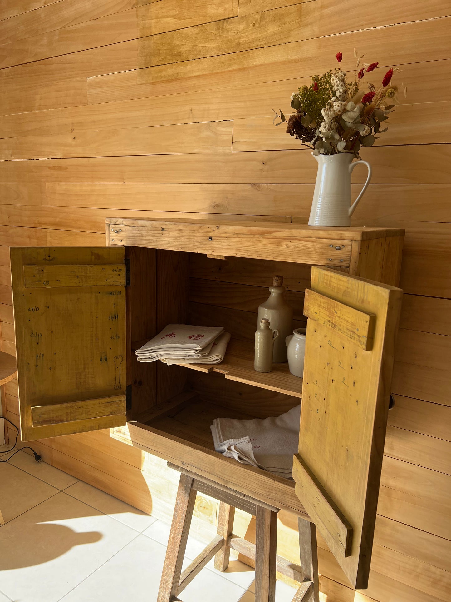 Petit meuble en pin, ancien meuble d'atelier, à utiliser dans une cuisine ou une salle de bain par exemple.