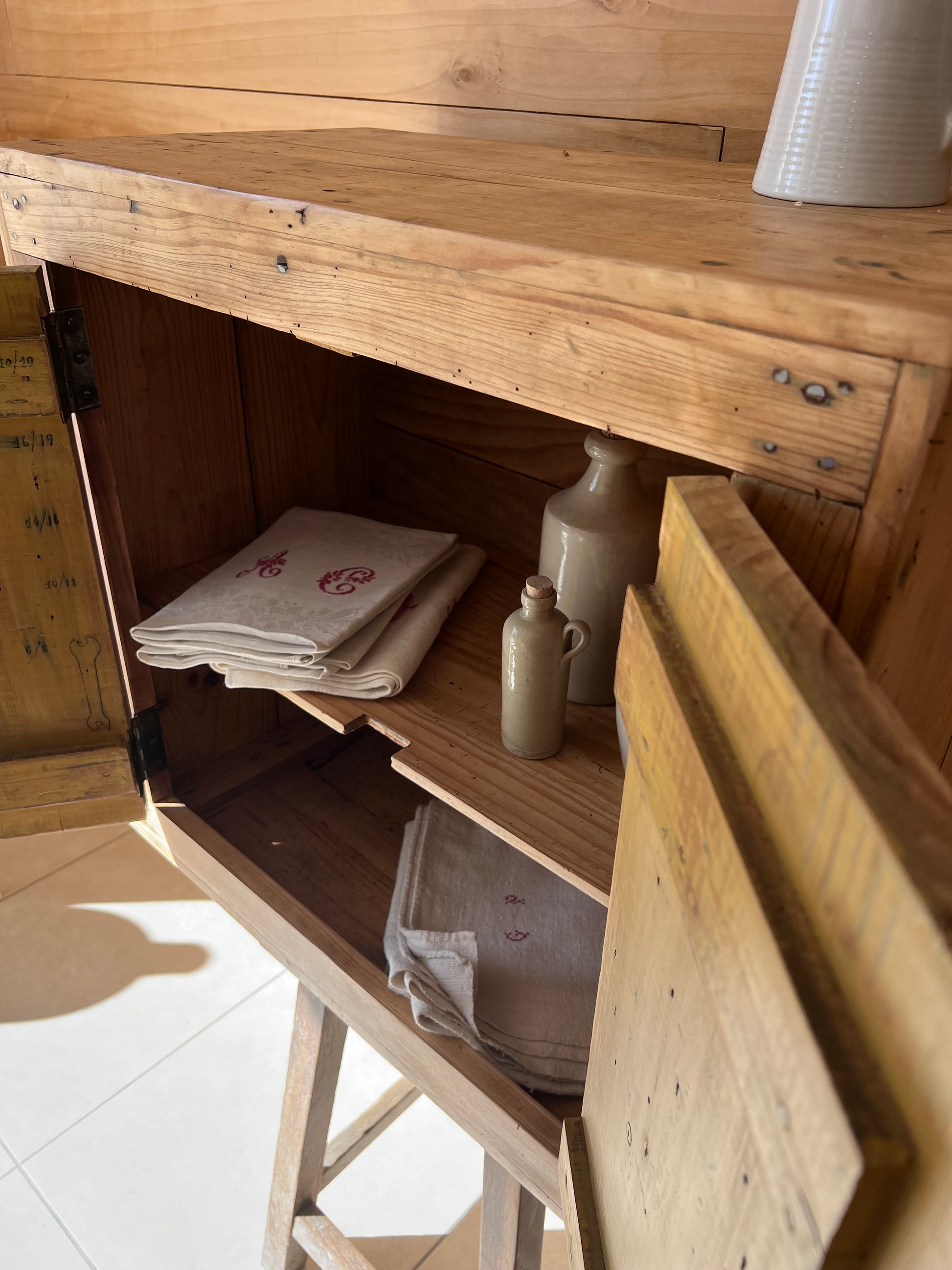 Petit meuble en pin, ancien meuble d'atelier, à utiliser dans une cuisine ou une salle de bain par exemple.