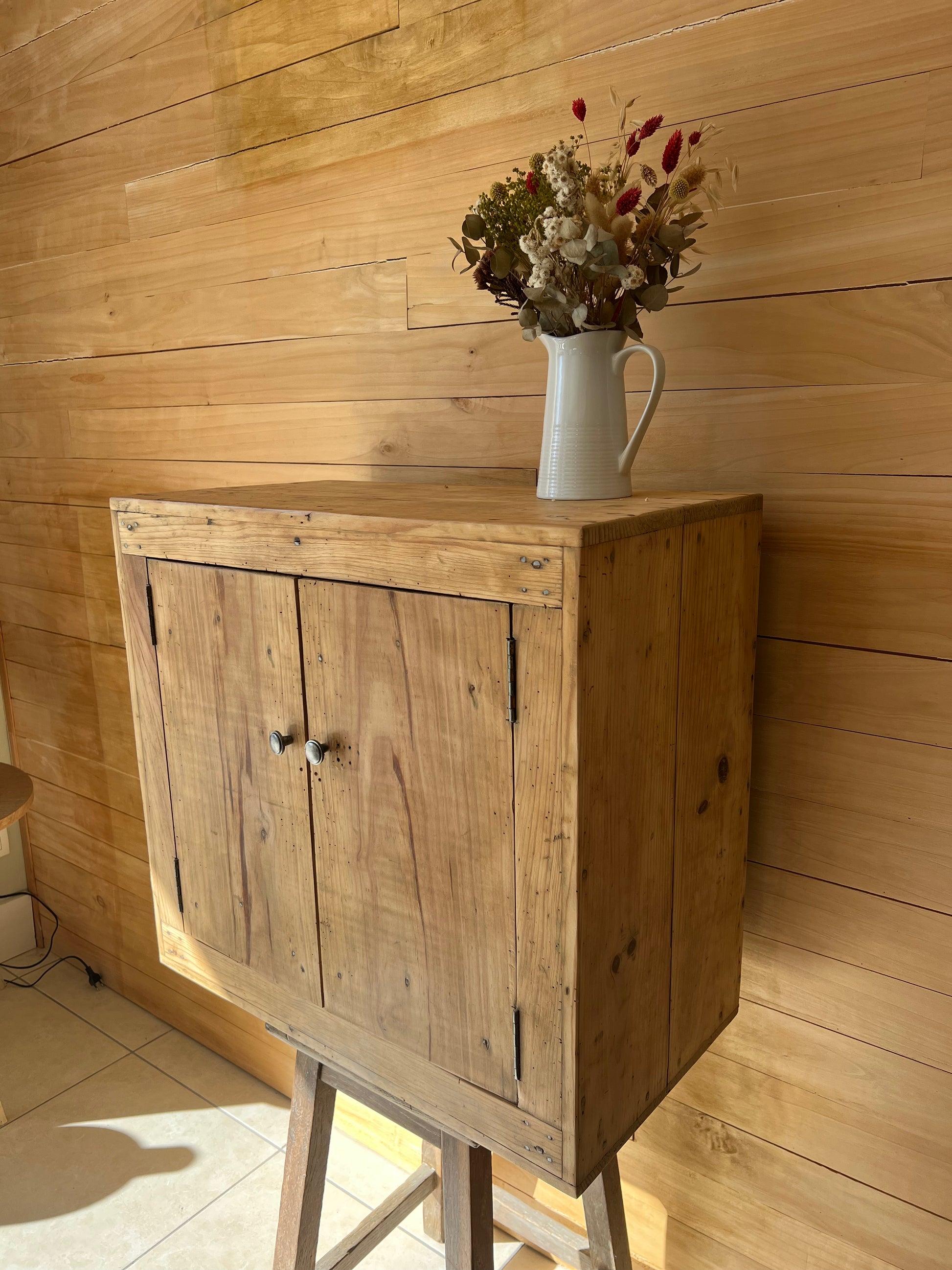 Petit meuble en pin, ancien meuble d'atelier, à utiliser dans une cuisine ou une salle de bain par exemple.
