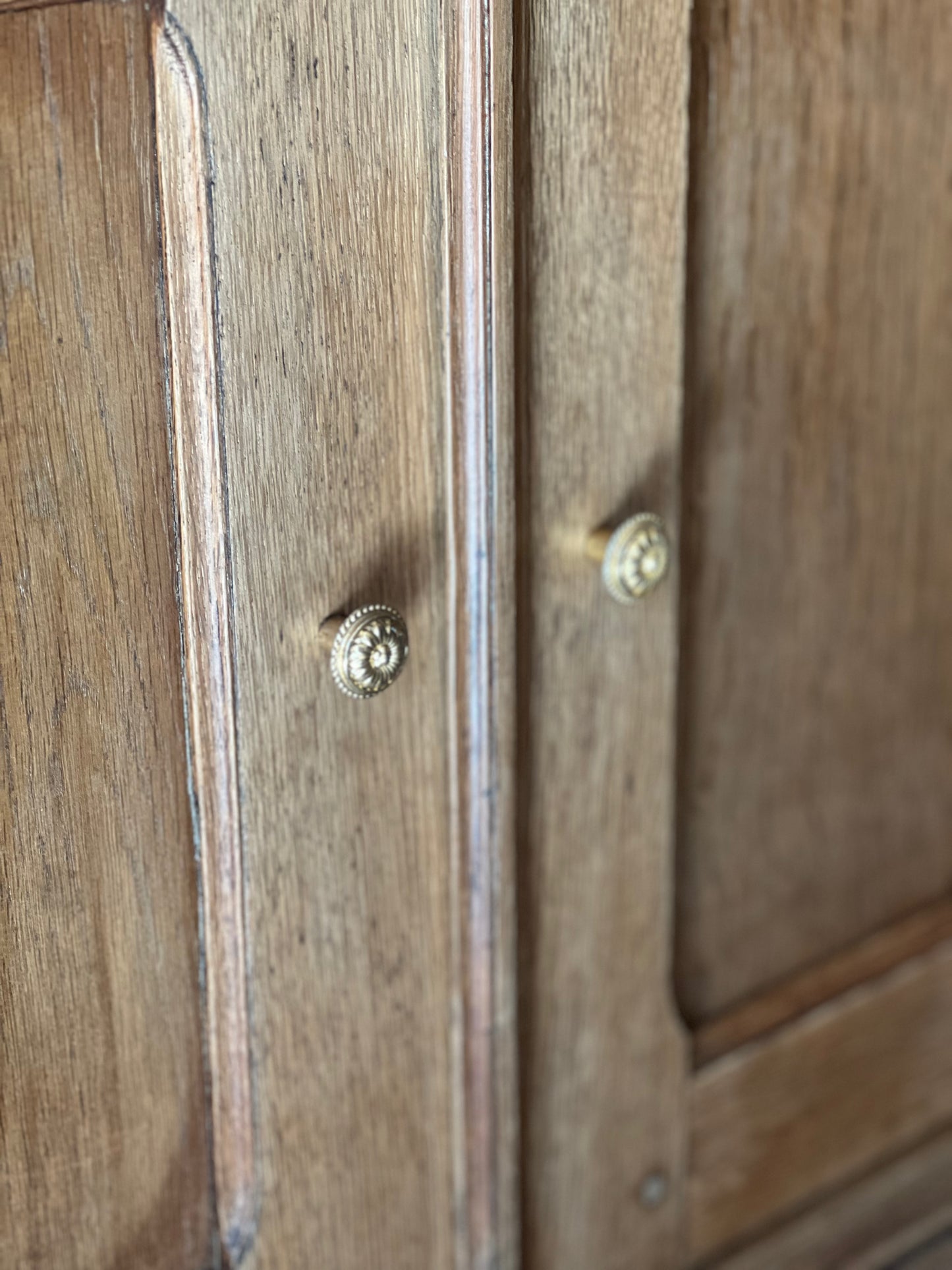 Petit meuble bas en chêne, à utiliser comme meuble TV ou dans une entrée par exemple.