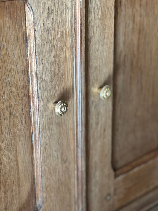 Petit meuble bas en chêne, à utiliser comme meuble TV ou dans une entrée par exemple.