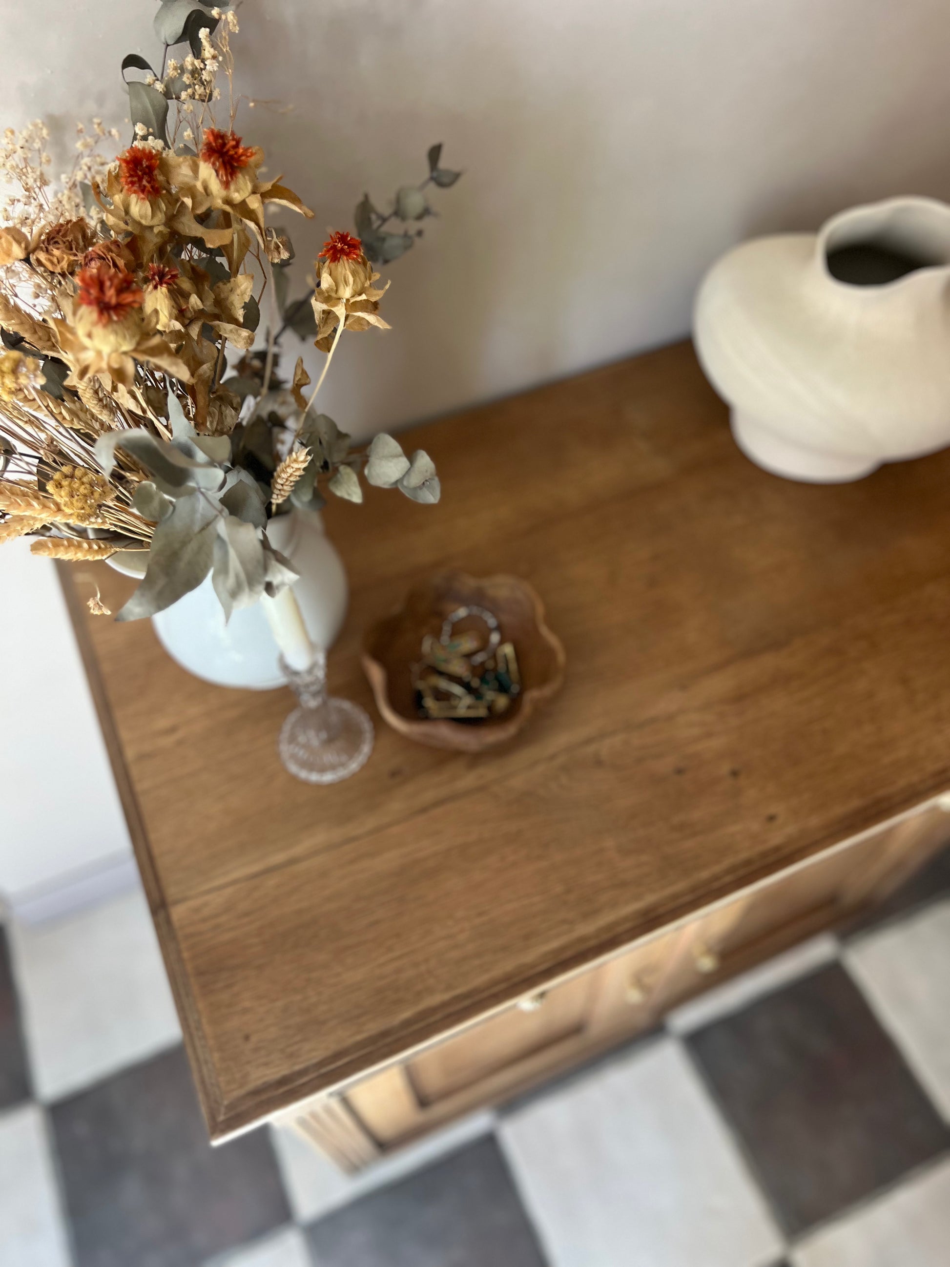 Petit meuble bas en chêne, à utiliser comme meuble TV ou dans une entrée par exemple.