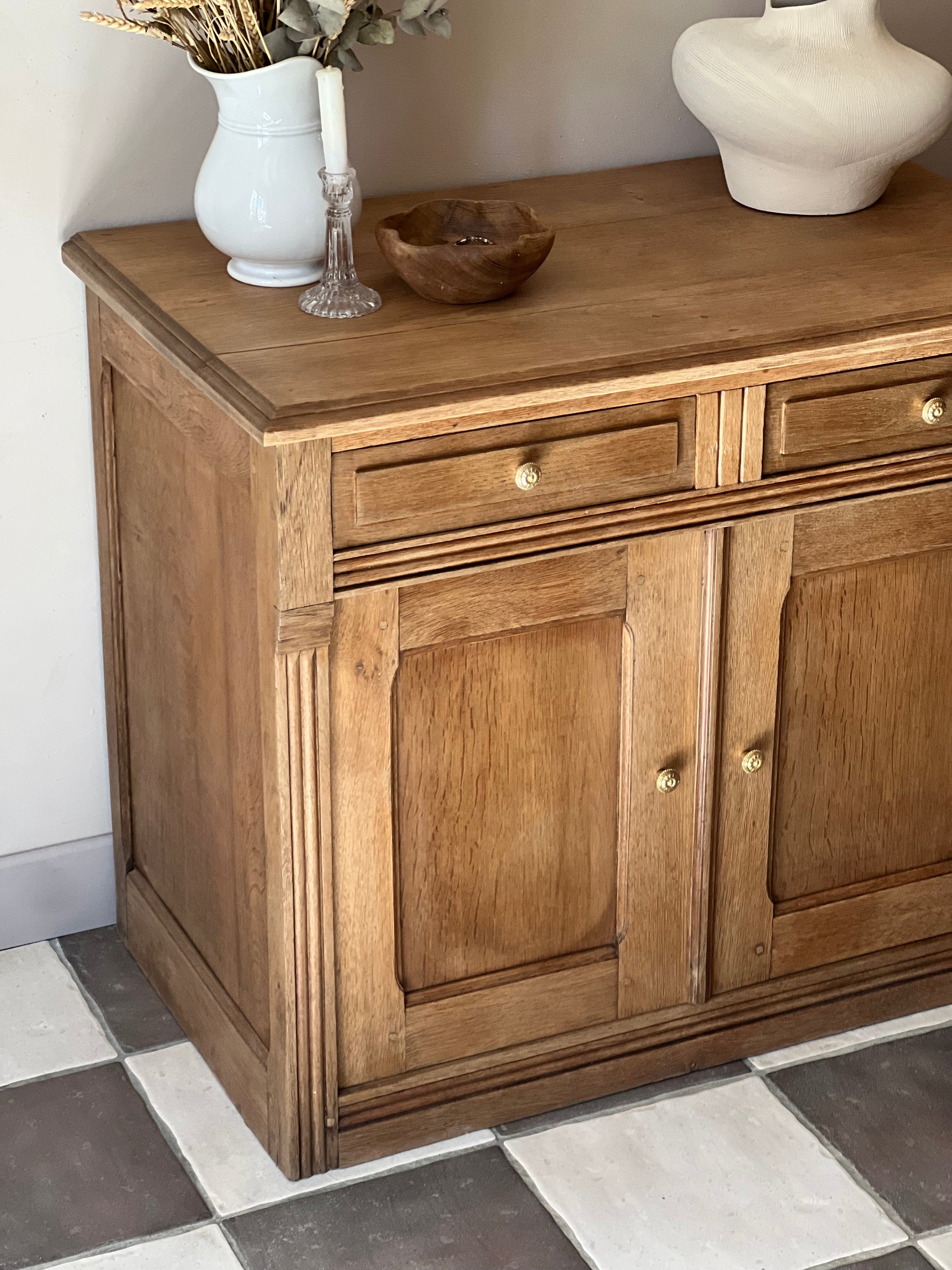 Petit meuble bas en chêne, à utiliser comme meuble TV ou dans une entrée par exemple.