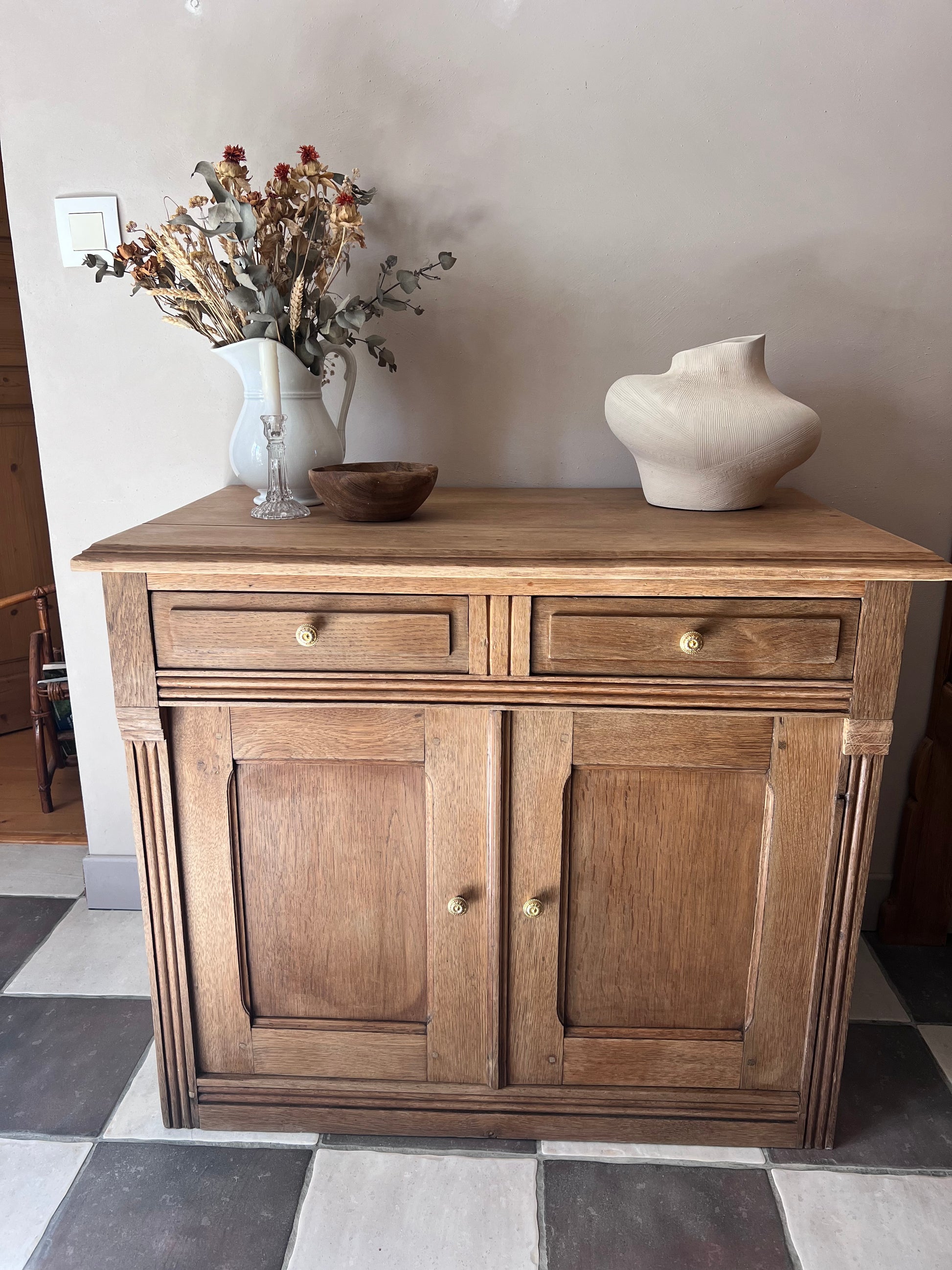 Petit meuble bas en chêne, à utiliser comme meuble TV ou dans une entrée par exemple.