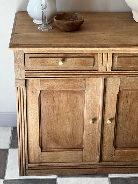 Petit meuble bas en chêne, à utiliser comme meuble TV ou dans une entrée par exemple.