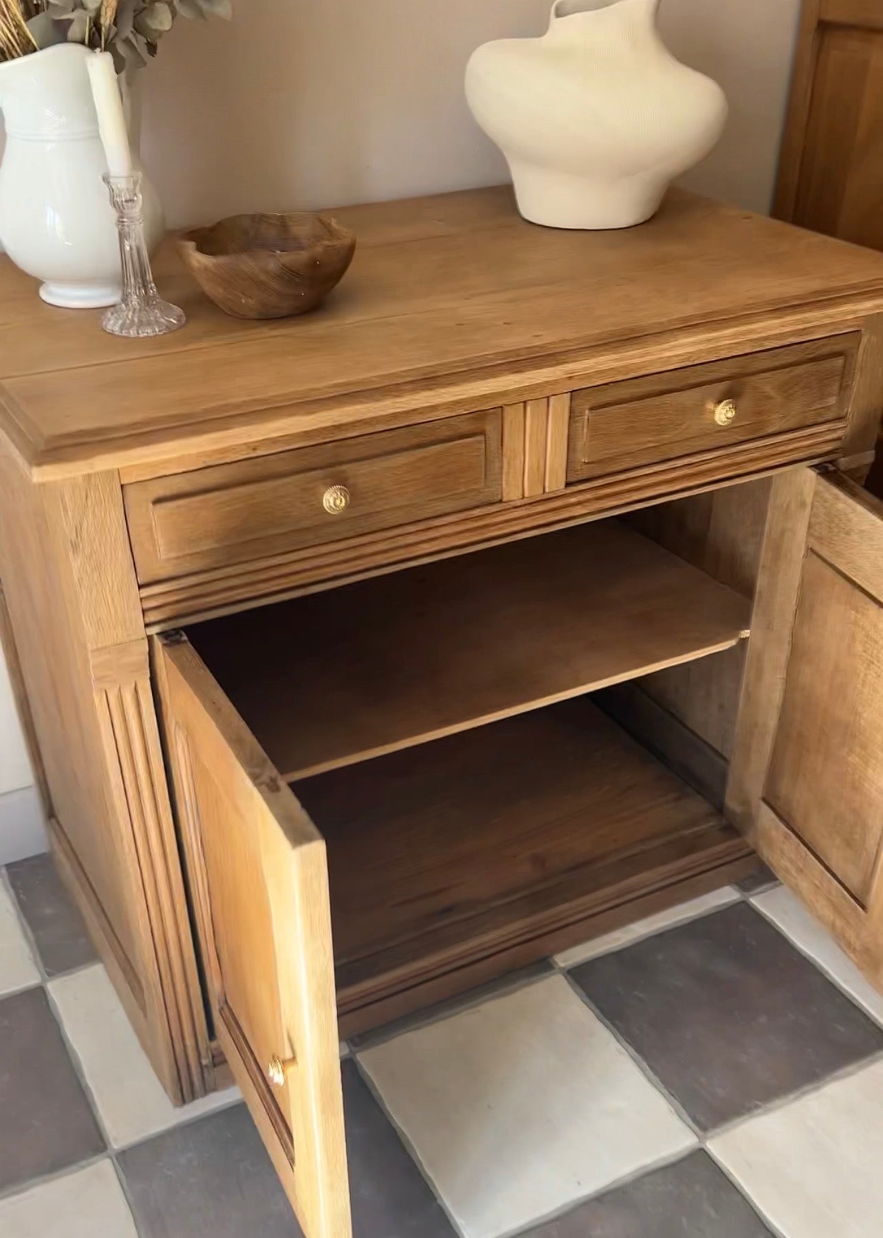 Petit meuble bas en chêne, à utiliser comme meuble TV ou dans une entrée par exemple.