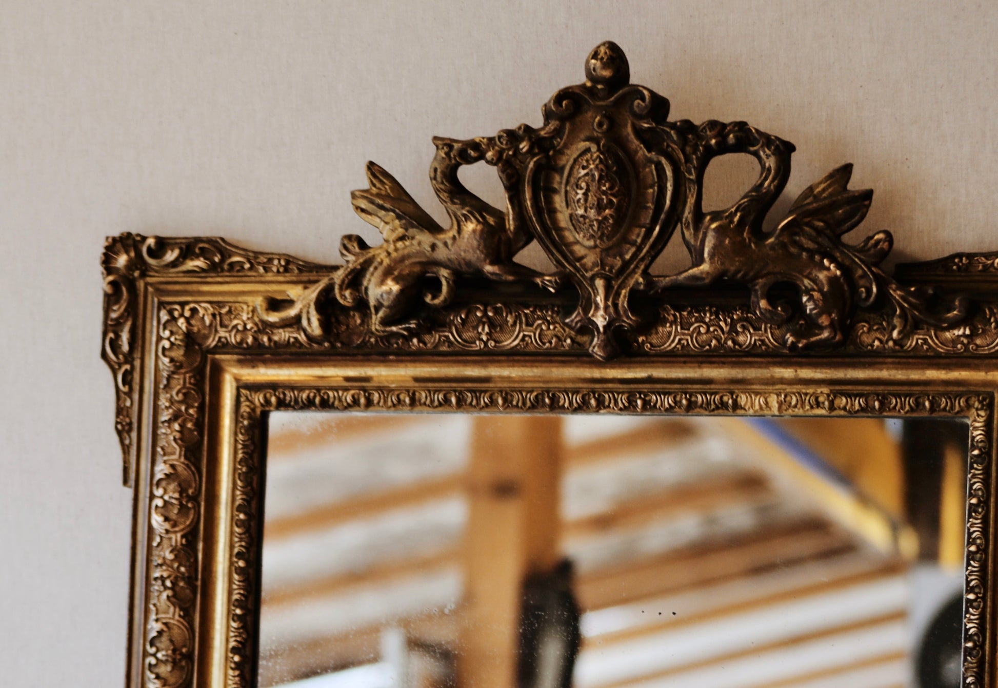 Miroir doré, en très bon état général, fronton en parfait état, cadre abimé seulement en bas, visible sur les photos.