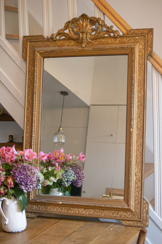 Miroir doré avec fronton