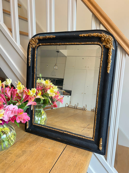 Miroir louis philippe noir et doré, vitre biseauté, cadre patiné, superbe.
