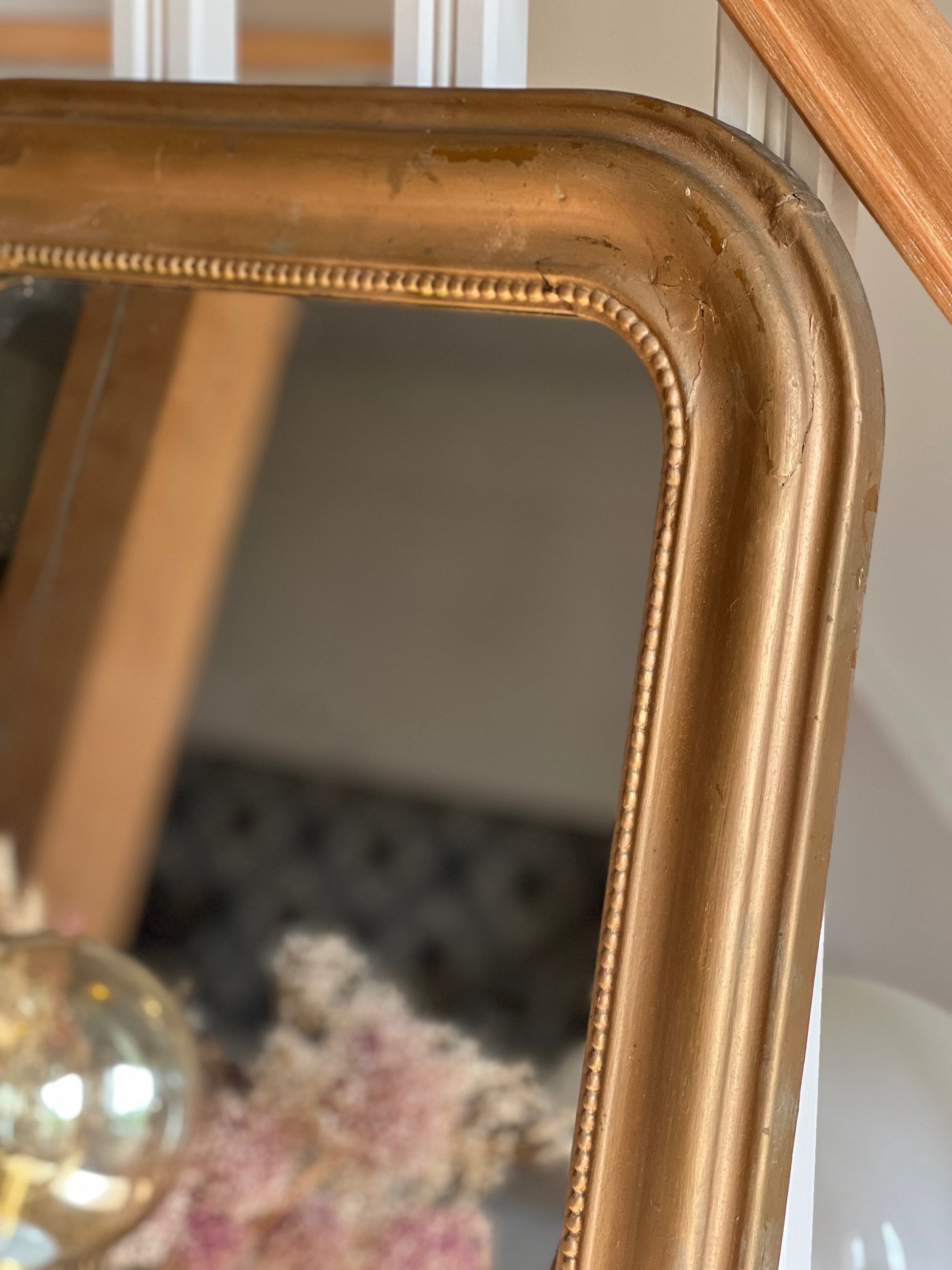 Miroir louis philippe doré, très bon état général, cadre abimé en haut.