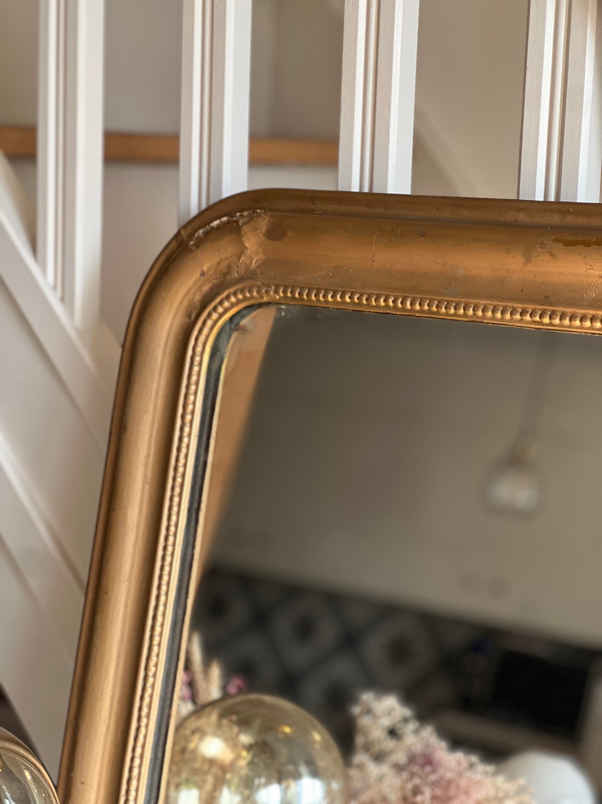 Miroir louis philippe doré, très bon état général, cadre abimé en haut.