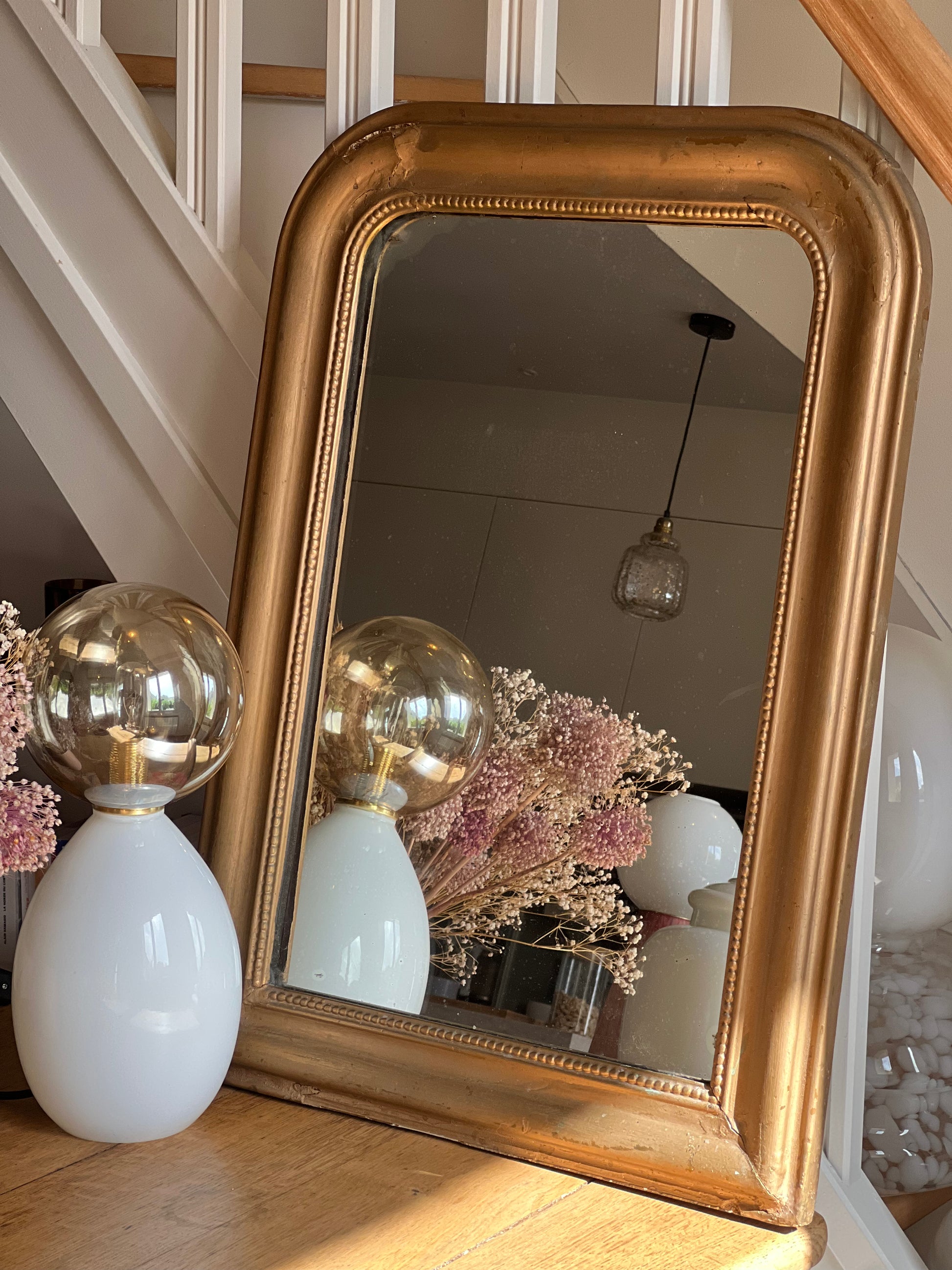 Miroir louis philippe doré, très bon état général, cadre abimé en haut.