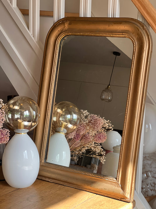 Miroir louis philippe doré, très bon état général, cadre abimé en haut.