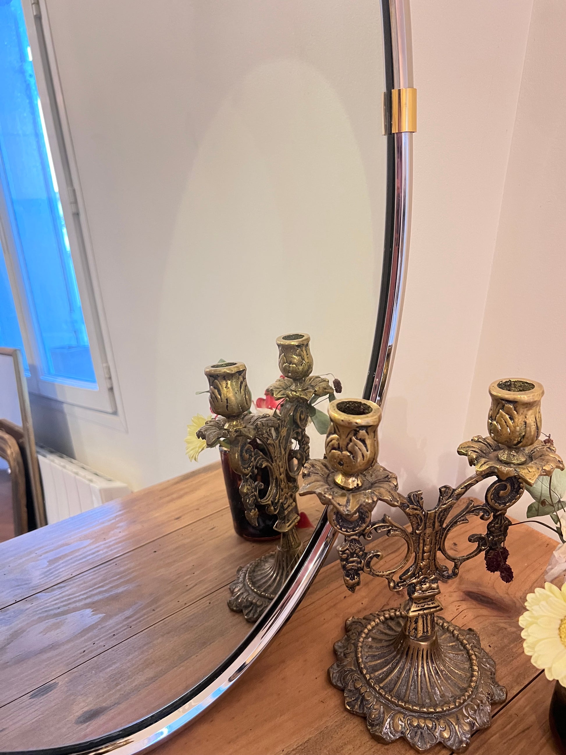 Miroir ovale en métal, parfait état.