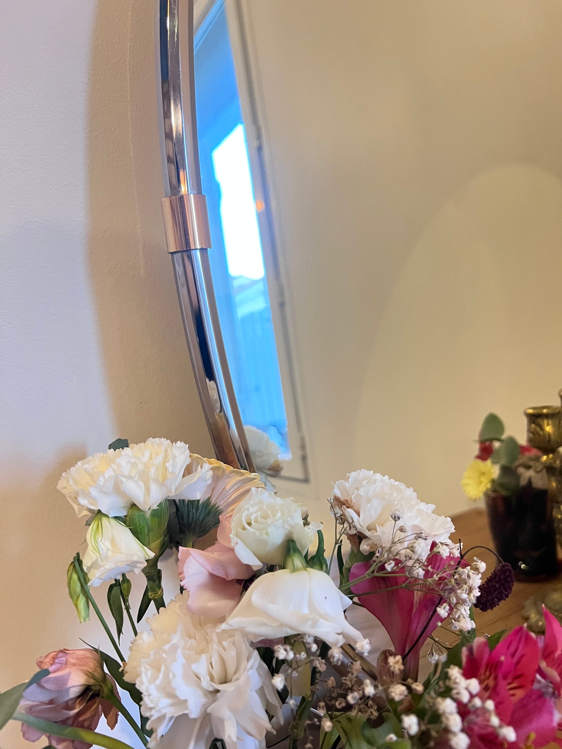 Miroir ovale en métal, parfait état.