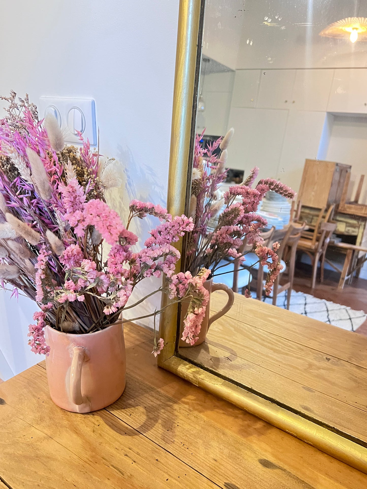 Miroir rectangulaire doré, le cadre est un peu abîmé à certains endroits, la vitre aussi.