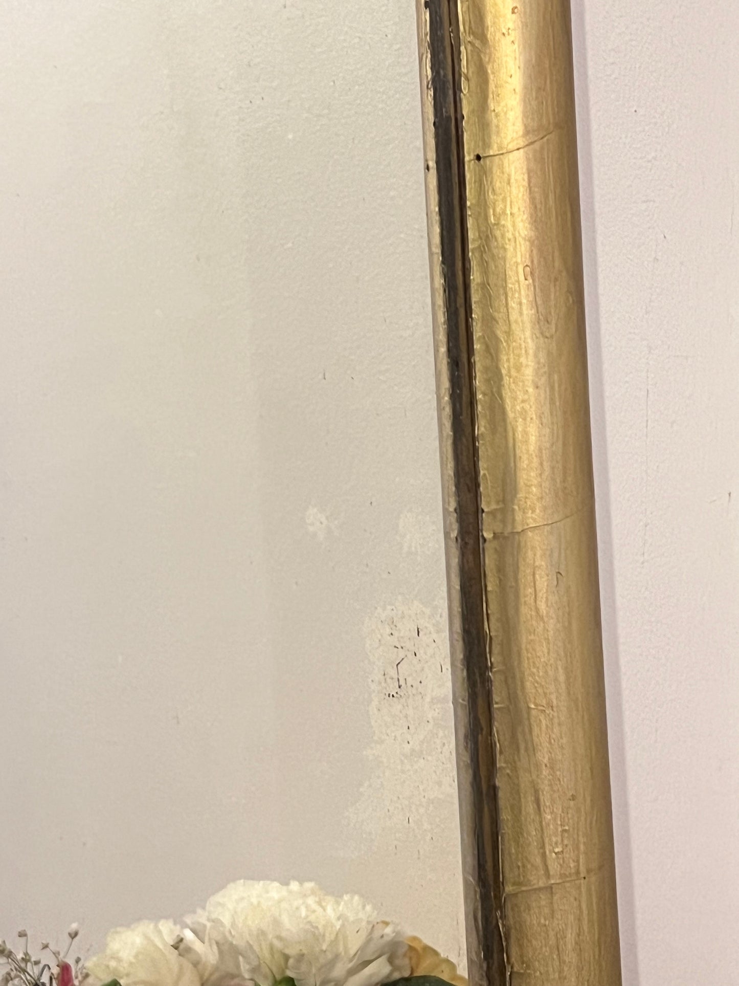 Miroir rectangulaire doré, le cadre est un peu abîmé à certains endroits, la vitre aussi.