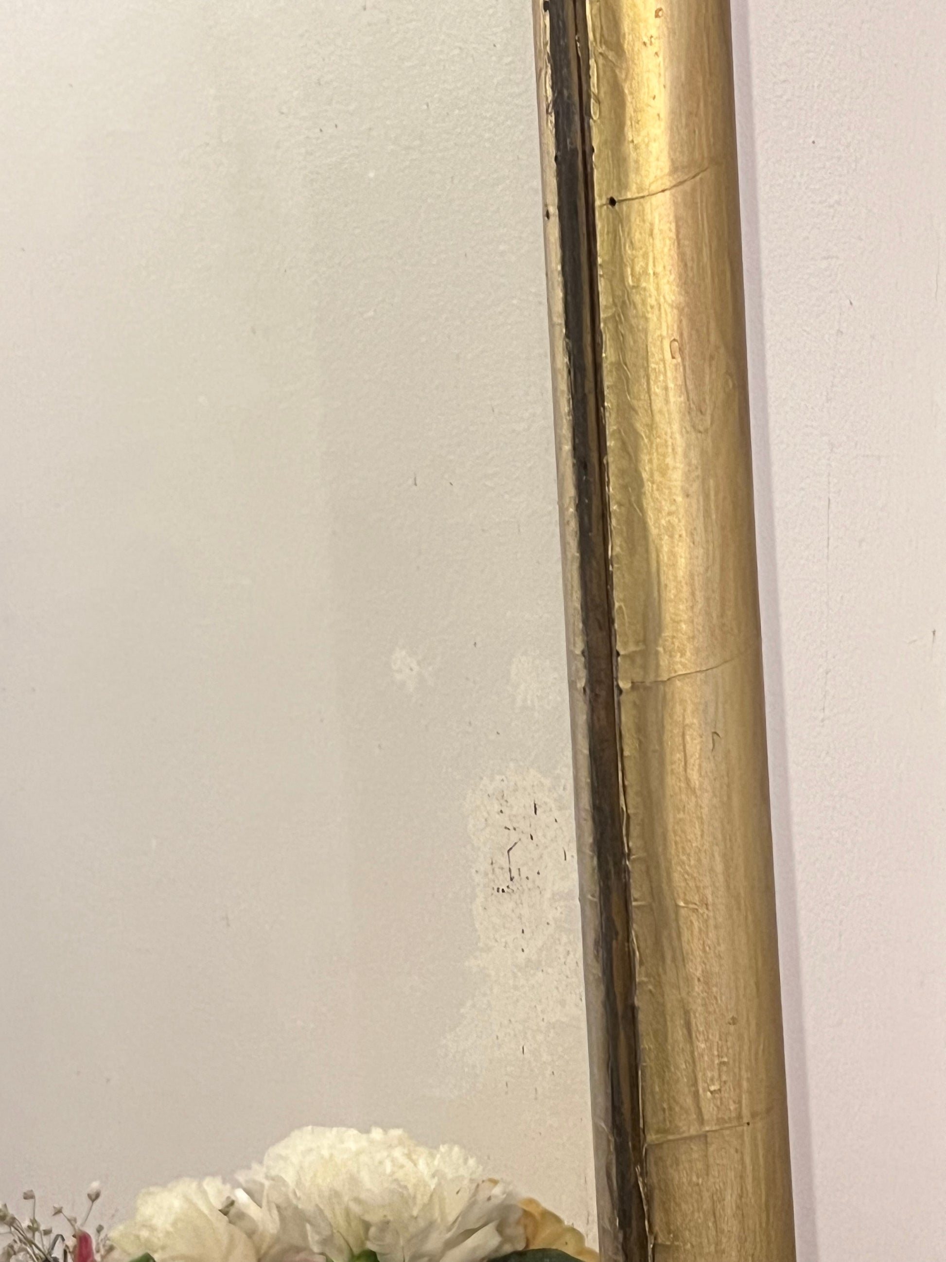 Miroir rectangulaire doré, le cadre est un peu abîmé à certains endroits, la vitre aussi.