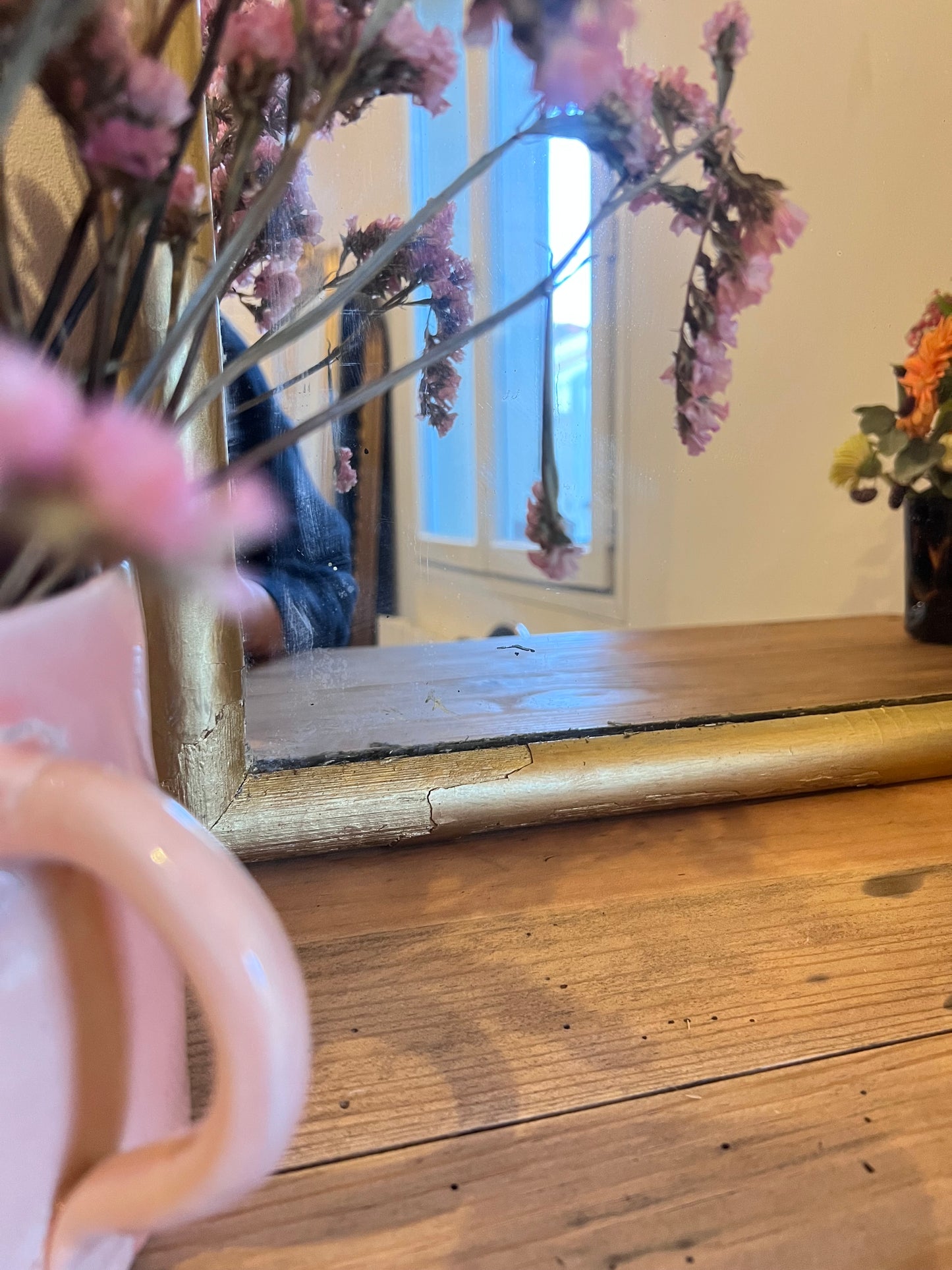 Miroir rectangulaire doré, le cadre est un peu abîmé à certains endroits, la vitre aussi.