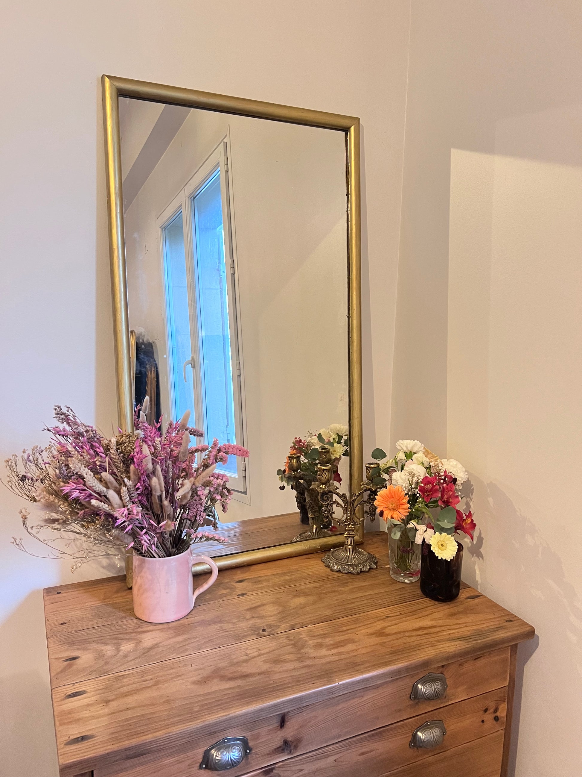 Miroir rectangulaire doré, le cadre est un peu abîmé à certains endroits, la vitre aussi.