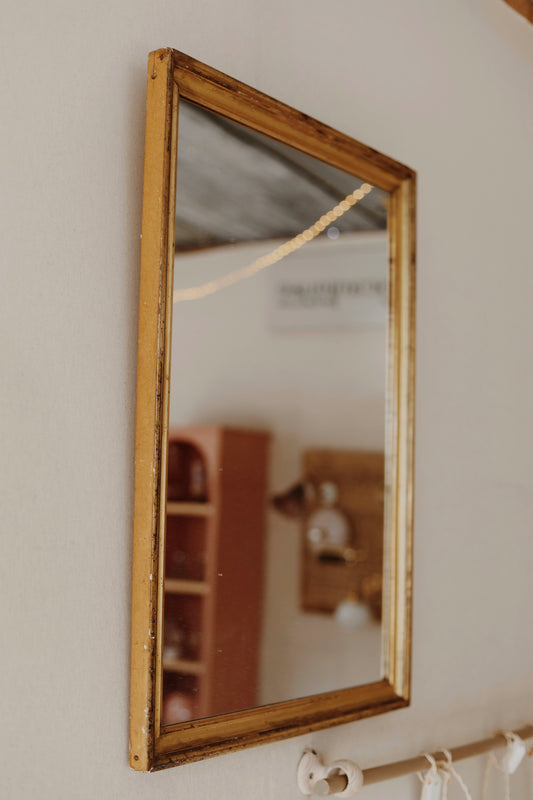 Miroir doré aux lignes simples, en bois rectangulaire, joli patine, le doré est abimé à certains endroits.
