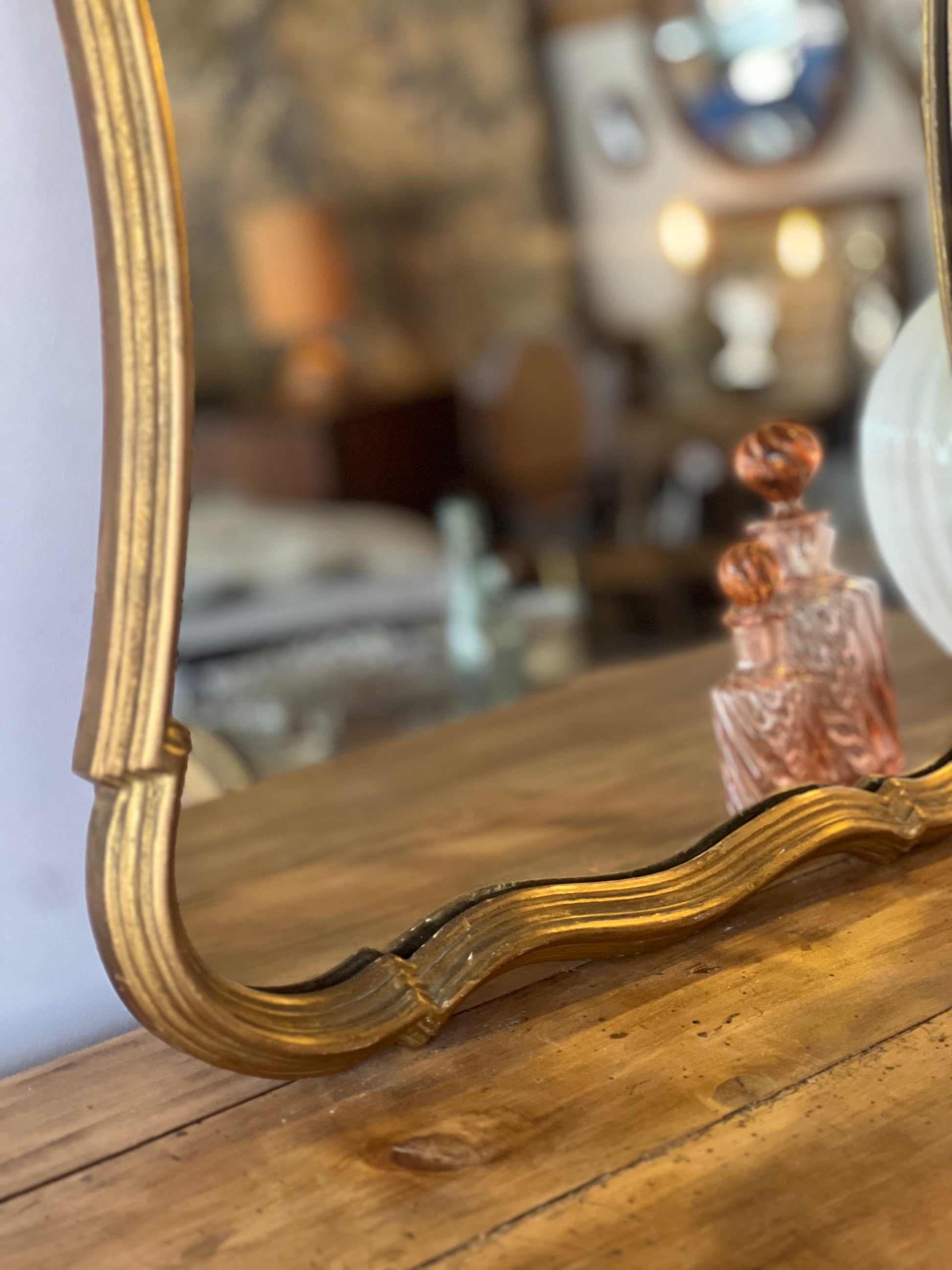 Miroir en bois doré, parfait état.
