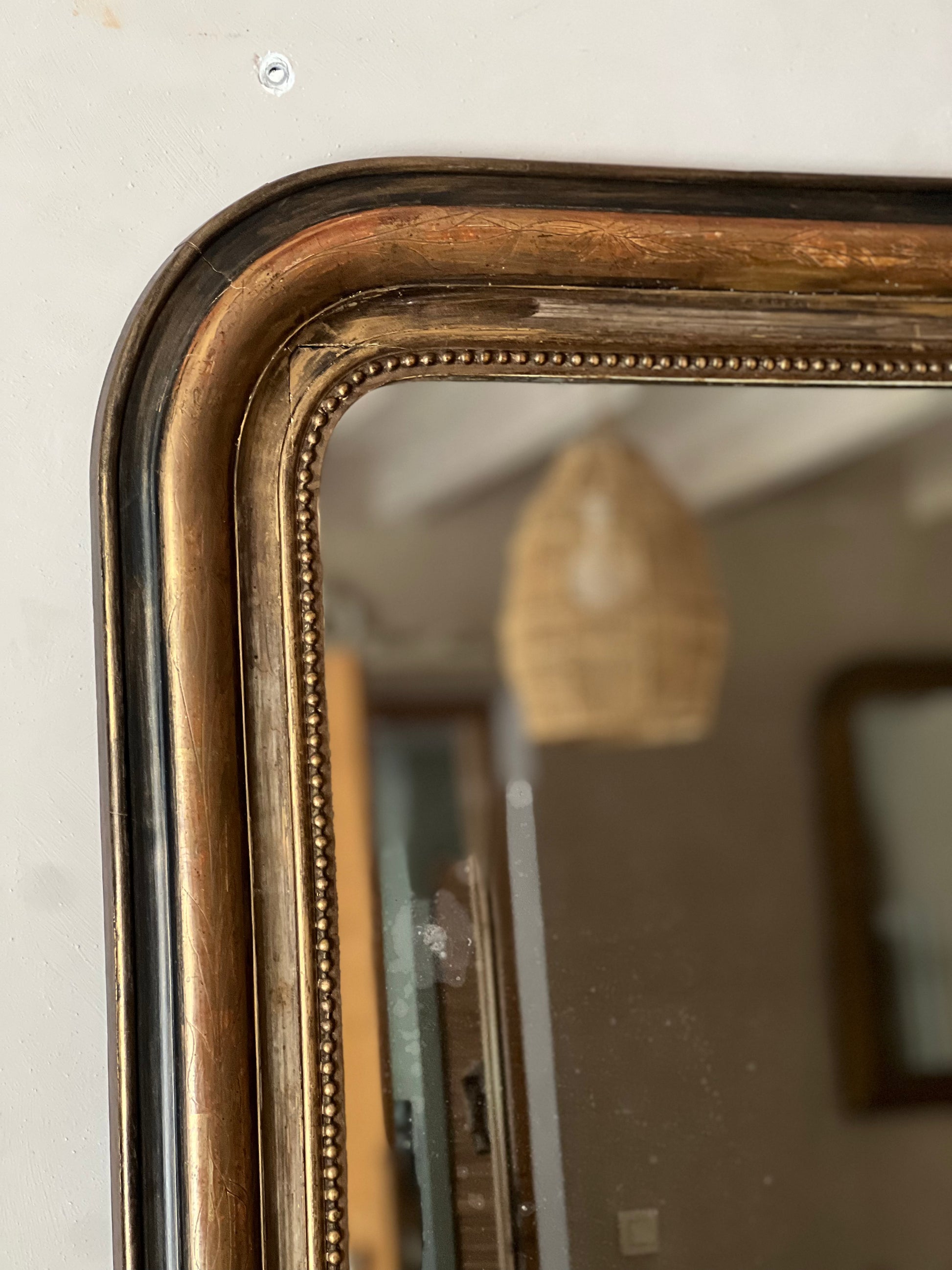 Miroir louis philippe noir et doré, cadre un peu abimé en haut, vitre légèrement piquée.