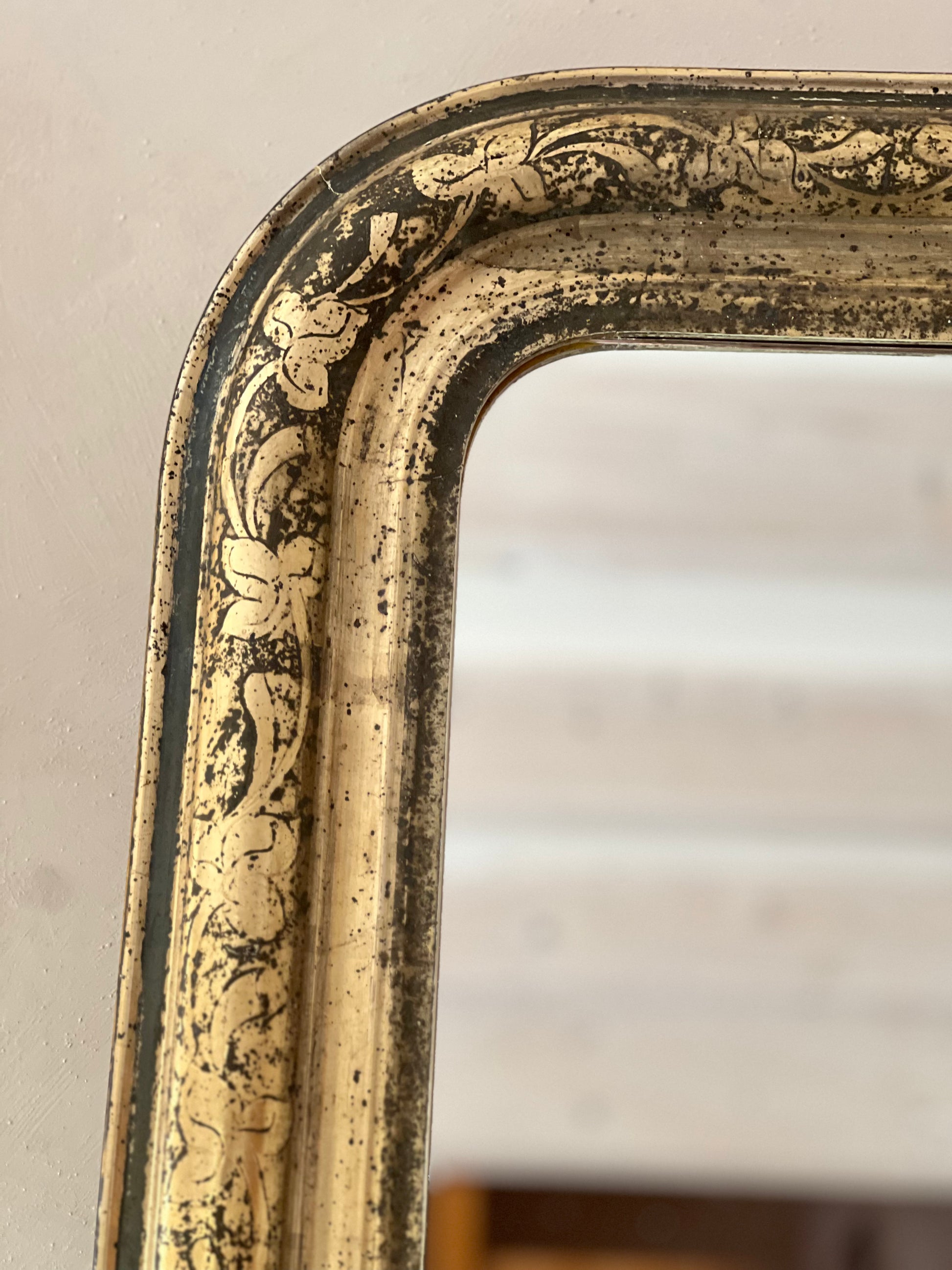 Miroir louis philippe noir et doré, très belle patine, la vitre n'est pas d'origine.