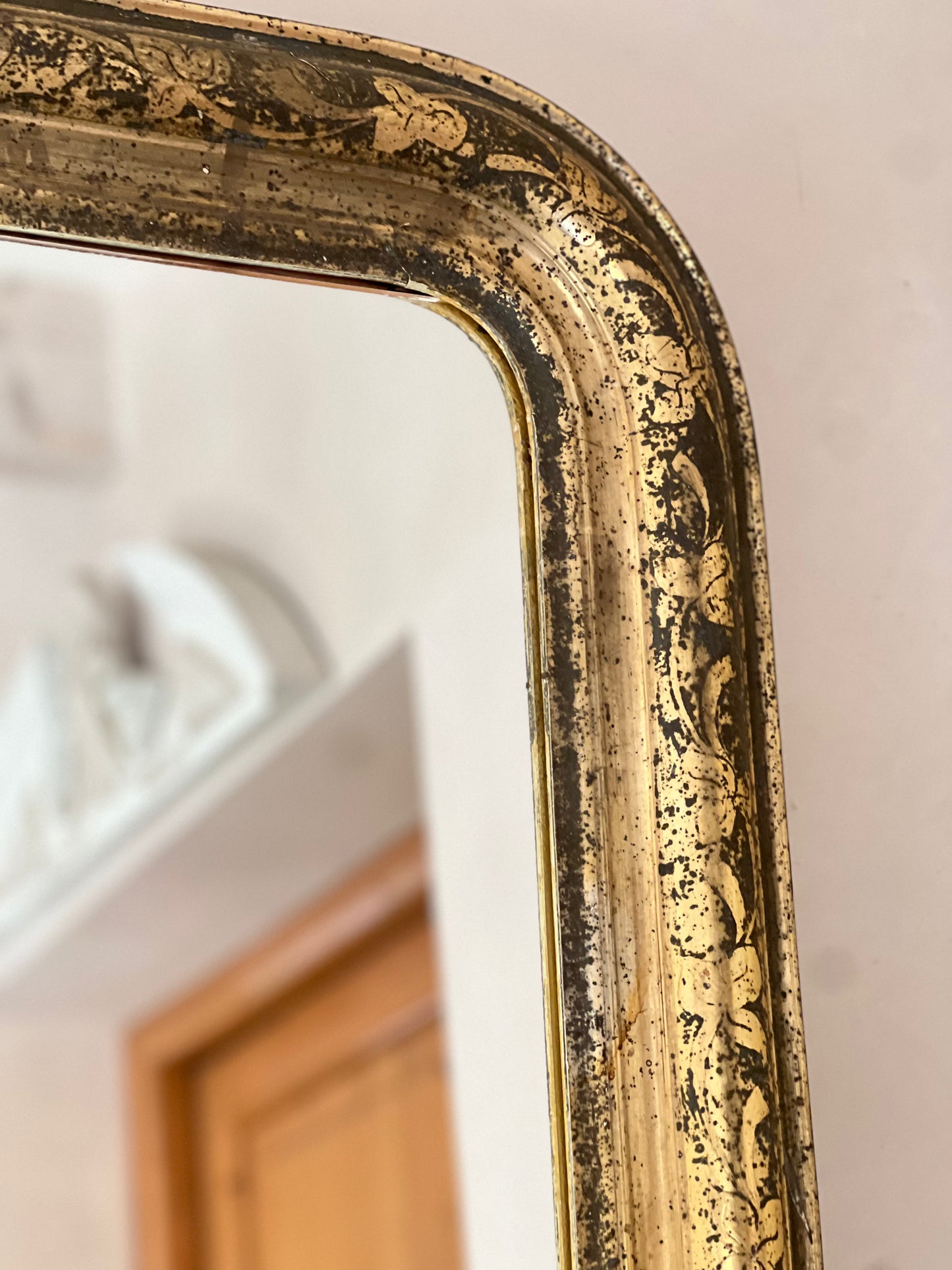 Miroir louis philippe noir et doré, très belle patine, la vitre n'est pas d'origine.