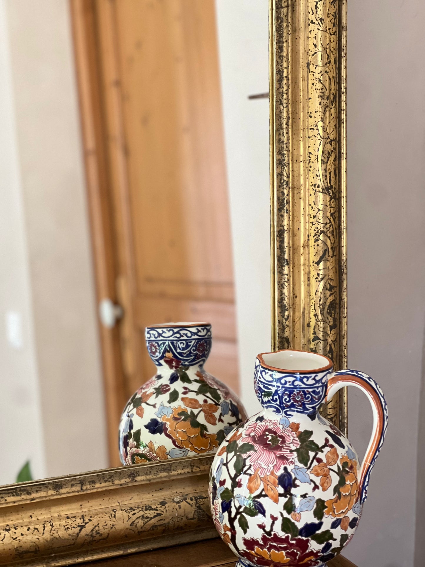 Miroir louis philippe noir et doré, très belle patine, la vitre n'est pas d'origine.