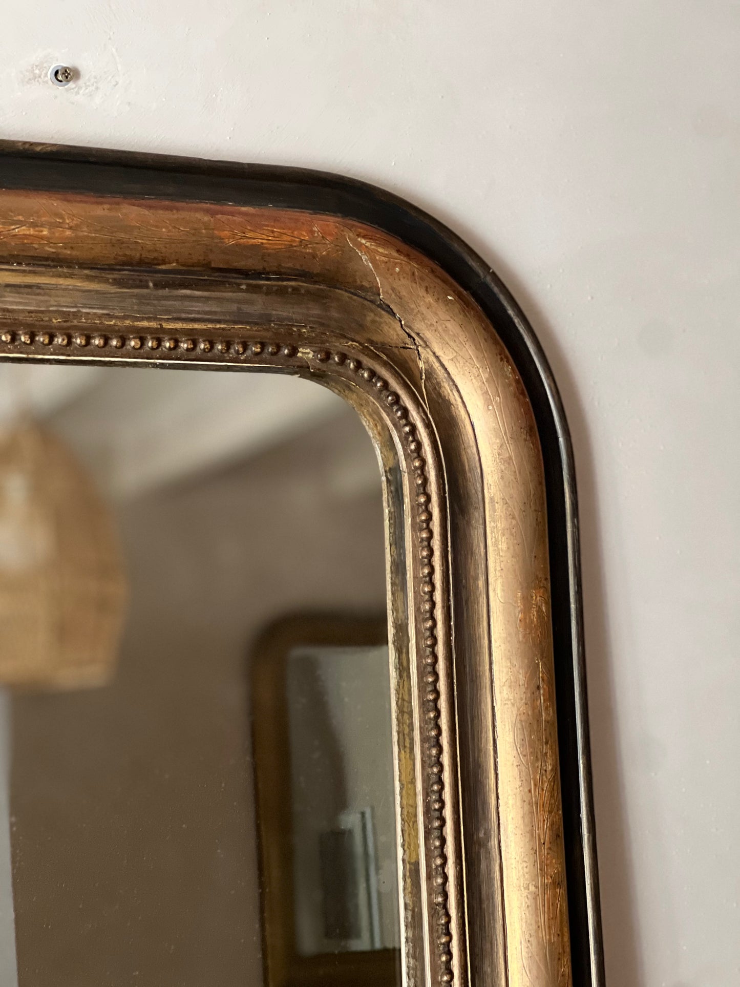 Miroir louis philippe noir et doré, cadre un peu abimé en haut, vitre légèrement piquée.